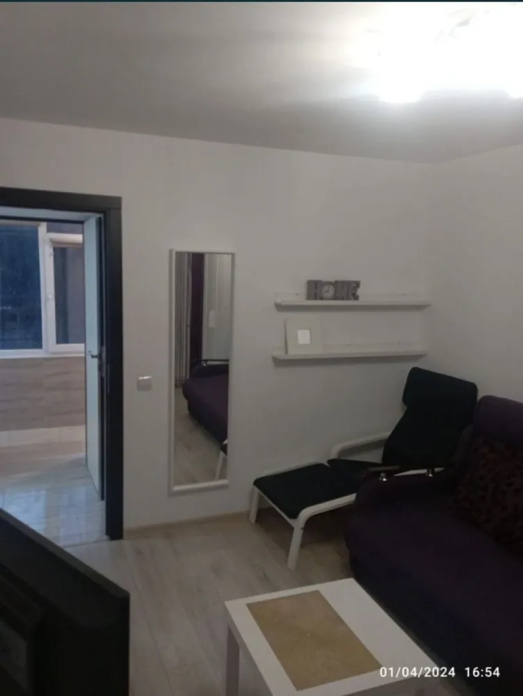Apartament Tomis Nord - Vand apartament 2 camere, decomandat, zona tomis nord, ciresica. Aleea Lotus. Etaj 1. Apartamentul are 2 camere decomandat, renovat recent, instalatie de incalzire si electrica refacute. Se vinde mobilat si utilat complet astfel: -2 televizoare - fridgider -masina de spalat 6 kg -plita -cuptor cu microunde -aer conditionat -mobila facuta la comanda. Se vinde exact ca in poze. Incalzire RADET. Pretul este in euro, fix. Pt alte informatii tel o7678o3544 Multumesc