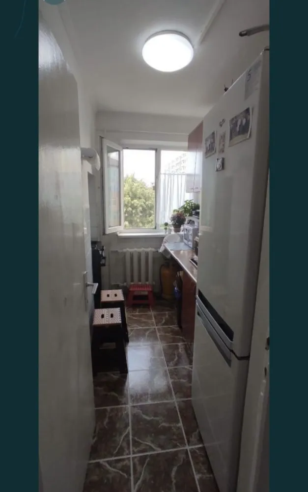Direct Proprietar. Inel 2. apartament 2 camere, comfort 2 - Direct proprietar ,vând apartament cu 2 camere , confort 2 la etajul 4/4 . Cadastru și intabulare . Se accepta și credit imobiliar sau prima casa . Este izolat exterior și interior , balcon închis cu ușa și ferestre de termopan . Apartamentul are incălzire în sistem de termoficare, gaze în curs de montare , aparat de aer condiționat cu funcție de răcire și incălzire , uși celulare noi , parchet, gresie și faianță , ușa metalică și interfon . Se vinde parțial mobilat și utilat . In apropiere școli, grădinițe, magazine , restaurant . Rog seriozitate!