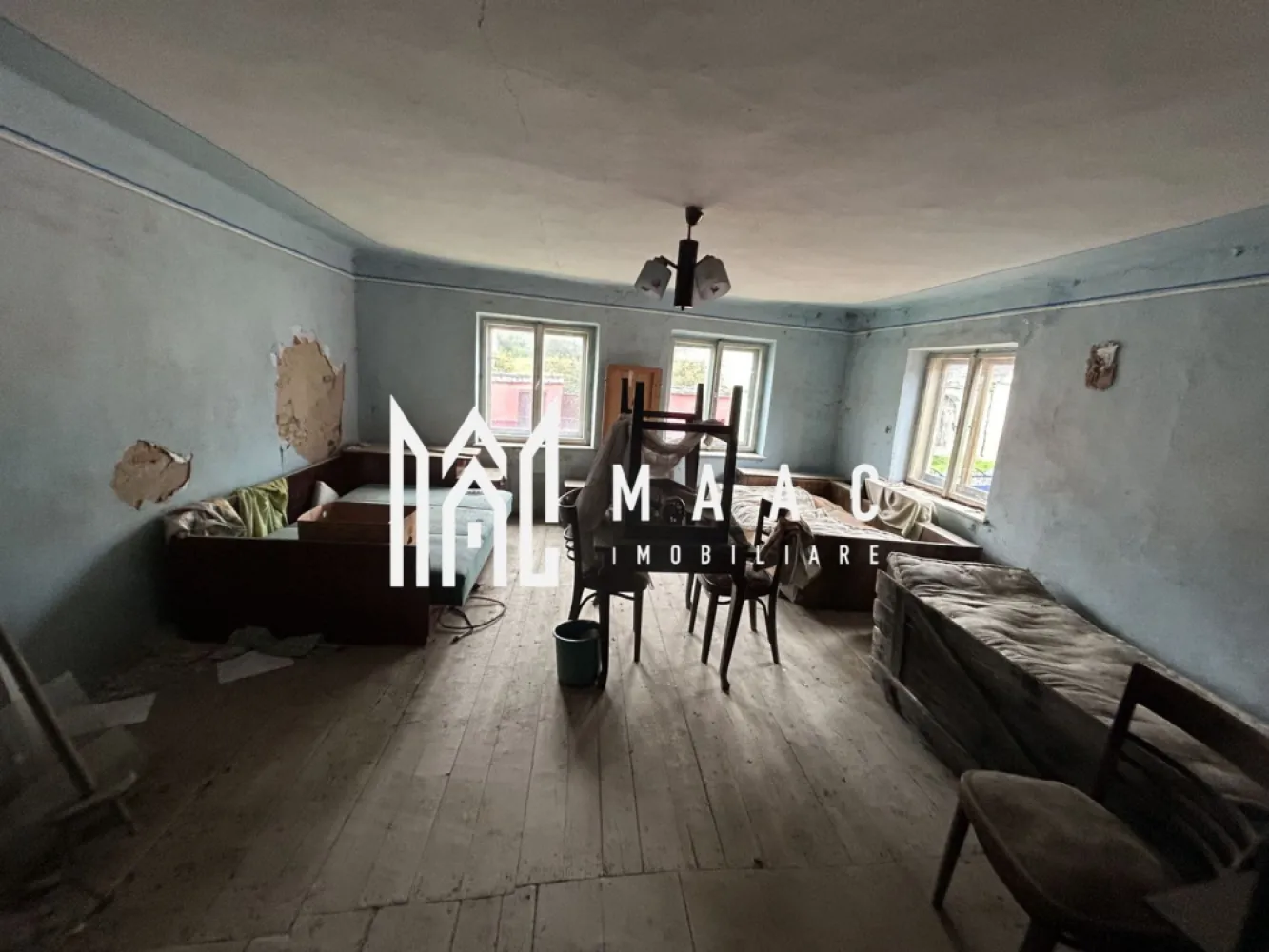 BLACK FRIDAY I Casa 3 camere I 1000 mp Teren I Amnas - 🔥 BLACK FRIDAY - Profită de cea mai bună perioadă din an pentru a deveni proprietar! Reducere de 6.000 euro Pret vechi - 45.000 euro Pret promotional -39.000 euro MAAC Imobiliare vă propune spre vânzare o casă tradițională, situată în localitatea Amnaș, la doar 25 de minute de Sibiu, într-o zonă liniștită, aproape de centrul satului. Caracteristici proprietate: Suprafață teren totală: 964 mp Curte: 514 mp Grădină: 450 mp Compartimentare: 3 camere Anexe: șură cu potențial de reamenajare Stare: casa necesită renovare completă, oferind libertatea de a o amenaja după propriul gust și stil Proprietatea dispune de o curte generoasă și o grădină cu vedere deschisă, oferind intimitate și liniște – ideală pentru transformarea într-o casă de vacanță, locuință permanentă sau proiect agroturistic. Amplasare excelentă – aproape de centrul localității Amnaș și la doar 25 de minute de Sibiu, cu acces facil către drumul principal. Pentru mai multe detalii și vizionări, precizati telefonic ca ati vazut anuntul cu ID: CP2777613 }}