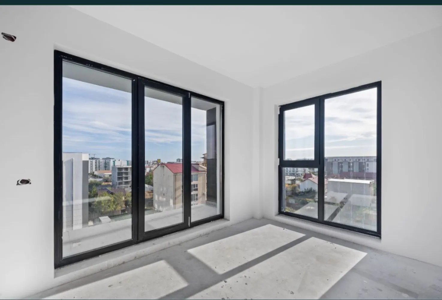 2 camere spatios predare la cheie 58 mp - Cauţi o oază de linişte şi relaxare? Alege un apartament la Sea Breeze Residence II - Staţiunea Mamaia Nord (vis-a-vis de Alezzi Towers şi LIDL) şi vei putea admira apusul de soare de pe terasa locuinţei tale. Proiectul Sea Breeze Residence II este cel de-al doilea proiect realizat de noi după finalizarea şi vânzarea integrală a primului proiect Sea Breeze Residence I (Strada D8, nr. 5, Mamaia Nord) - 36 de apartamente finalizate în August 2021. Ansamblul este situat într-o zonă rezidenţială liniştită a staţiunii Mamaia Nord, preponderent cu case, străzi asfaltate, iluminat public, canalizare şi toate utilităţile. Sea Breeze Residence II oferă acces facil către cele mai importante zone de distracţie şi relaxare: restaurante: Nikos, Sali's, Portobella, Mackerel, Cherhanaua Năvodari, Hanul cu Peşte; beach baruri: Infinity Beach, Papaya beach, Lujo beach, Zanzibar, Oneiro; cluburi: Fratelli, Loft, Nuba, Breeze Proiectul este format din 2 blocuri de tip P+5, situate pe Strada T3, nr. 51 (asfaltată) şi va cuprinde 100 de garsoniere şi apartamente cu 2 camere, cu suprafeţe cuprinse între 41mp şi 72mp. Apartamentele din cadrul Sea Breeze Residence II se pretează persoanelor care doresc linişte şi confort într-o locuinţă de vacanţă. Apartamente disponibile în cadrul Sea Breeze Residence II Mamaia Nord: Corp C2 - Bloc finalizat si locuibil cu cadastru, intabulare si receptie. Utlimele 2 apartamente disponibile: Garsoniera în suprafaţă de 47mp construiţi (40 mp utili total) "> 56000EUR Garsoniera în suprafaţă de 54mp construiţi (46mp utili total) "> 62000EUR Corp C1 - Finalizare aprilie 2024 Garsoniera in suprafata de 45mp construiti (36 mp utili) "> 54000EUR Garsoniera in suprafata de 48mp construiti (42 mp utili total) "> 56000EUR Apartamente cu 2 camere, în suprafaţă de 58mp construiţi (48mp utili) "> 65000EUR Apartamente cu 2 camere, în suprafaţă de 70mp construiţi (60 mp utili total) "> 77000EUR Locuri de parcare exterioare - 7500EUR Pentru a confirma disponibilitatea apartamentului dorit ne puteţi contacta telefonic la (07******88) Apartamentele se vând la cheie şi beneficiază de umatoarele dotări şi finisaje: tâmplărie PVC Salamander, geam 4 seasons Low-E, culoare gri antracit uşă metalică antiefracţie MegaDoor centrală în condensare Ariston 24KW + calorifere din aluminiu Innovita Aer condiţionat NoBus A++ - 12.000BTU băi echipate complet dotate cu obiecte sanitare Cersanit / Ferro pereţi finisaţi cu glet şi zugrăviţi cu vopsea lavabilă gresie, faianţă, parchet laminat Instalatie gaz interior Instalatie termica si sanitara realizata complet instalaţie electrică realizata completă inclusiv aparataj - Vimar terase cu sticlă securizată, placate cu gresie de exterior + balustradă şi riflaje metalice lift modern, electric - Kleemann, 6 persoane interfon şi sistem de supraveghere video (exterior) termosistem Swisspor izolaţie 10cm + tencuială decorativă parcare privată cu acces barieră pentru locatari (60 locuri) *Toate informaţiile, sch