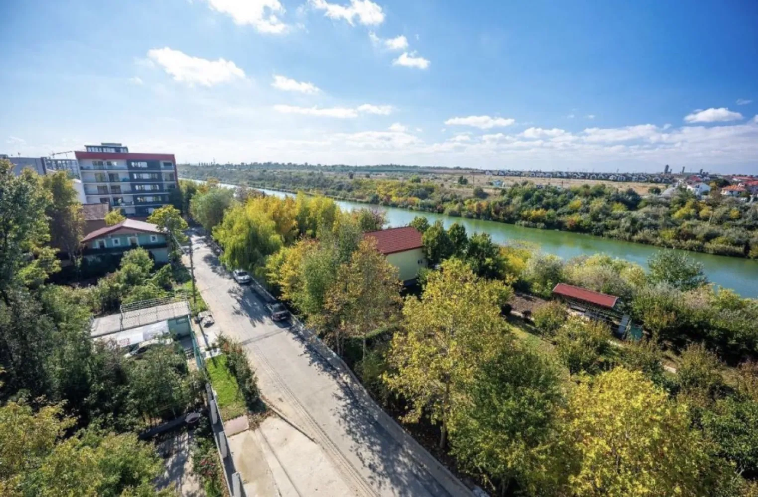 2 camere spatios predare la cheie 58 mp - Cauţi o oază de linişte şi relaxare? Alege un apartament la Sea Breeze Residence II - Staţiunea Mamaia Nord (vis-a-vis de Alezzi Towers şi LIDL) şi vei putea admira apusul de soare de pe terasa locuinţei tale. Proiectul Sea Breeze Residence II este cel de-al doilea proiect realizat de noi după finalizarea şi vânzarea integrală a primului proiect Sea Breeze Residence I (Strada D8, nr. 5, Mamaia Nord) - 36 de apartamente finalizate în August 2021. Ansamblul este situat într-o zonă rezidenţială liniştită a staţiunii Mamaia Nord, preponderent cu case, străzi asfaltate, iluminat public, canalizare şi toate utilităţile. Sea Breeze Residence II oferă acces facil către cele mai importante zone de distracţie şi relaxare: restaurante: Nikos, Sali's, Portobella, Mackerel, Cherhanaua Năvodari, Hanul cu Peşte; beach baruri: Infinity Beach, Papaya beach, Lujo beach, Zanzibar, Oneiro; cluburi: Fratelli, Loft, Nuba, Breeze Proiectul este format din 2 blocuri de tip P+5, situate pe Strada T3, nr. 51 (asfaltată) şi va cuprinde 100 de garsoniere şi apartamente cu 2 camere, cu suprafeţe cuprinse între 41mp şi 72mp. Apartamentele din cadrul Sea Breeze Residence II se pretează persoanelor care doresc linişte şi confort într-o locuinţă de vacanţă. Apartamente disponibile în cadrul Sea Breeze Residence II Mamaia Nord: Corp C2 - Bloc finalizat si locuibil cu cadastru, intabulare si receptie. Utlimele 2 apartamente disponibile: Garsoniera în suprafaţă de 47mp construiţi (40 mp utili total) "> 56000EUR Garsoniera în suprafaţă de 54mp construiţi (46mp utili total) "> 62000EUR Corp C1 - Finalizare aprilie 2024 Garsoniera in suprafata de 45mp construiti (36 mp utili) "> 54000EUR Garsoniera in suprafata de 48mp construiti (42 mp utili total) "> 56000EUR Apartamente cu 2 camere, în suprafaţă de 58mp construiţi (48mp utili) "> 65000EUR Apartamente cu 2 camere, în suprafaţă de 70mp construiţi (60 mp utili total) "> 77000EUR Locuri de parcare exterioare - 7500EUR Pentru a confirma disponibilitatea apartamentului dorit ne puteţi contacta telefonic la (07******88) Apartamentele se vând la cheie şi beneficiază de umatoarele dotări şi finisaje: tâmplărie PVC Salamander, geam 4 seasons Low-E, culoare gri antracit uşă metalică antiefracţie MegaDoor centrală în condensare Ariston 24KW + calorifere din aluminiu Innovita Aer condiţionat NoBus A++ - 12.000BTU băi echipate complet dotate cu obiecte sanitare Cersanit / Ferro pereţi finisaţi cu glet şi zugrăviţi cu vopsea lavabilă gresie, faianţă, parchet laminat Instalatie gaz interior Instalatie termica si sanitara realizata complet instalaţie electrică realizata completă inclusiv aparataj - Vimar terase cu sticlă securizată, placate cu gresie de exterior + balustradă şi riflaje metalice lift modern, electric - Kleemann, 6 persoane interfon şi sistem de supraveghere video (exterior) termosistem Swisspor izolaţie 10cm + tencuială decorativă parcare privată cu acces barieră pentru locatari (60 locuri) *Toate informaţiile, sch