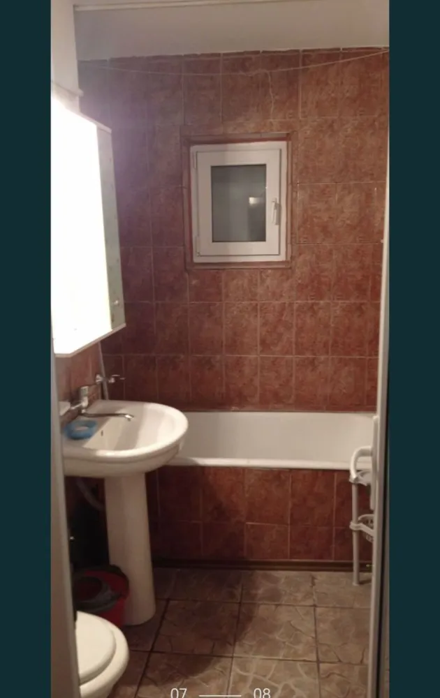 Apartament 2 camere Km 5 - Apartament 2 camere situat in KM5 la etajul 4/4, gresie faianta termopane izolatie exterioara. mai multe detalii la telefon.EXCLUS agentii.