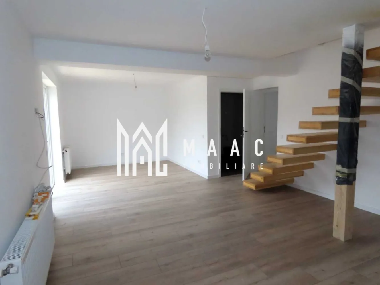 Apartament 4 camere | 105 MPU | Zona Arhitectilor - MAAC Imobiliare propune spre vânzare un apartament modern, spațios și luminos, situat în Cartierul Arhitecților, direct de la proprietar. Suprafață utilă: 105 mp Loc de parcare inclus An construcție: 2019 Apartamentul este dispus pe două niveluri, fiind amenajat cu o scară interioară tip “floating stairs”, care oferă un design modern și elegant. Imobilul nu a fost locuit, fiind perfect pentru cei care își doresc un spațiu nou, confortabil și bine compartimentat. Compartimentare: Nivel 1: Living generos cu bucătărie open-space Hol Baie Dormitor Balcon Nivel 2: Hol Baie 2 dormitoare spațioase Apartamentul se predă cu mobilă de bucătărie inclusă, instalația electrică este refăcută complet, cu prize și întrerupătoare modulare de calitate superioară. Construcția a fost realizată cu materiale premium, oferind siguranță, confort și un ambient modern. Un apartament ideal pentru o familie modernă sau pentru investiție! Pentru mai multe detalii precizati telefonic ca ati vazut anuntul cu ID: CP2777556 }}