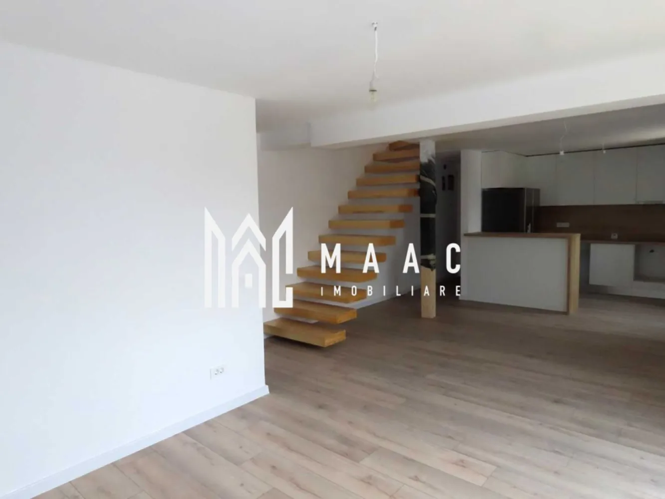 Apartament 4 camere | 105 MPU | Zona Arhitectilor - MAAC Imobiliare propune spre vânzare un apartament modern, spațios și luminos, situat în Cartierul Arhitecților, direct de la proprietar. Suprafață utilă: 105 mp Loc de parcare inclus An construcție: 2019 Apartamentul este dispus pe două niveluri, fiind amenajat cu o scară interioară tip “floating stairs”, care oferă un design modern și elegant. Imobilul nu a fost locuit, fiind perfect pentru cei care își doresc un spațiu nou, confortabil și bine compartimentat. Compartimentare: Nivel 1: Living generos cu bucătărie open-space Hol Baie Dormitor Balcon Nivel 2: Hol Baie 2 dormitoare spațioase Apartamentul se predă cu mobilă de bucătărie inclusă, instalația electrică este refăcută complet, cu prize și întrerupătoare modulare de calitate superioară. Construcția a fost realizată cu materiale premium, oferind siguranță, confort și un ambient modern. Un apartament ideal pentru o familie modernă sau pentru investiție! Pentru mai multe detalii precizati telefonic ca ati vazut anuntul cu ID: CP2777556 }}