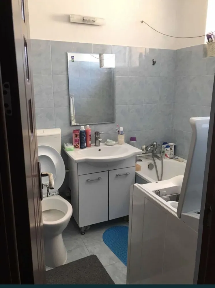 Apartament de vanzare 2 camere zona Abator - Vând apartament cu 2 camere semidecomandat parțial mobilat in zona Abator. Apartamentul este dotat cu izolație exterioara, termopane, parchet/uși moderne, aer condiționat, gaze la ușă. Proprietar!