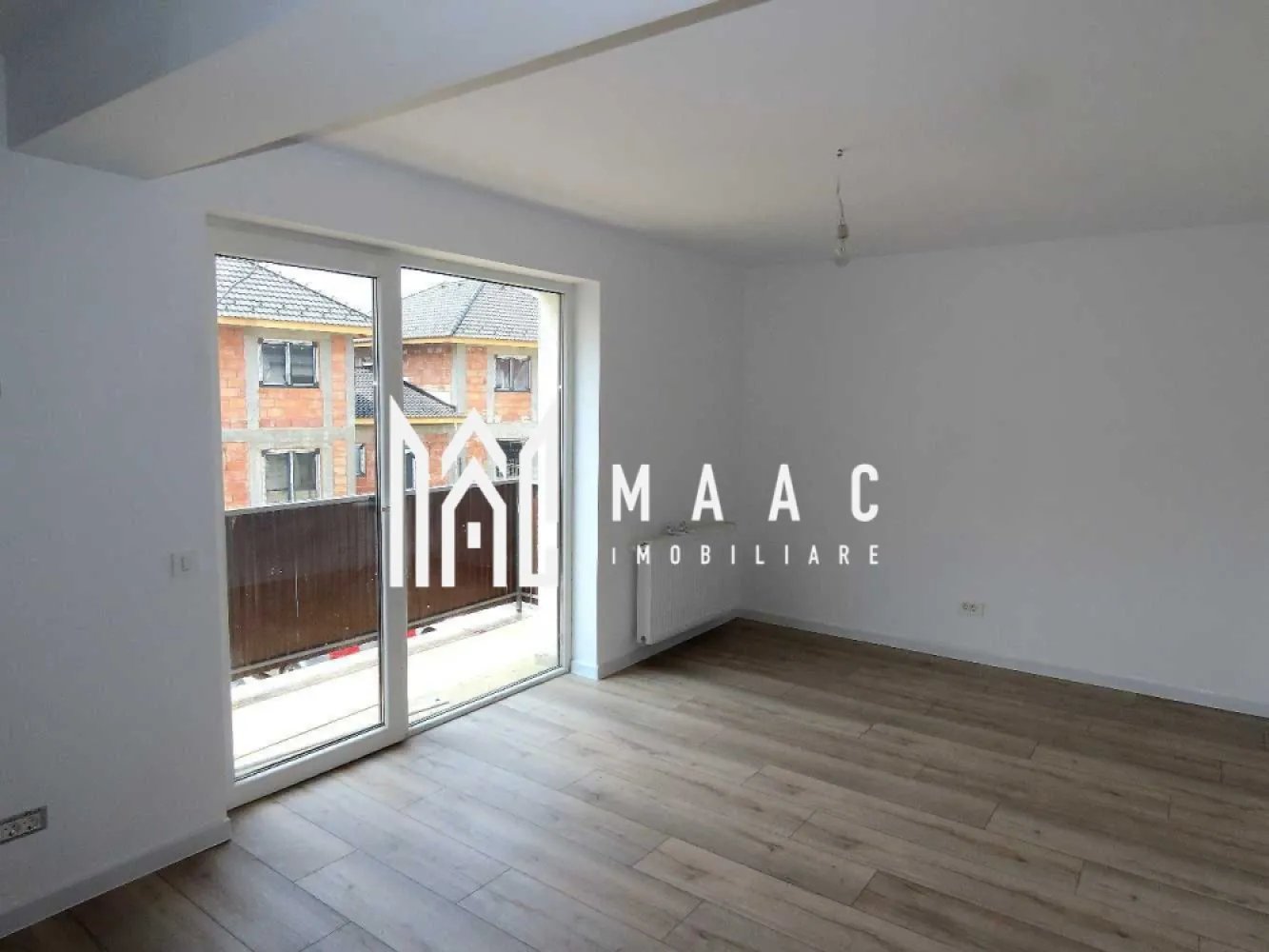 Apartament 4 camere | 105 MPU | Zona Arhitectilor - MAAC Imobiliare propune spre vânzare un apartament modern, spațios și luminos, situat în Cartierul Arhitecților, direct de la proprietar. Suprafață utilă: 105 mp Loc de parcare inclus An construcție: 2019 Apartamentul este dispus pe două niveluri, fiind amenajat cu o scară interioară tip “floating stairs”, care oferă un design modern și elegant. Imobilul nu a fost locuit, fiind perfect pentru cei care își doresc un spațiu nou, confortabil și bine compartimentat. Compartimentare: Nivel 1: Living generos cu bucătărie open-space Hol Baie Dormitor Balcon Nivel 2: Hol Baie 2 dormitoare spațioase Apartamentul se predă cu mobilă de bucătărie inclusă, instalația electrică este refăcută complet, cu prize și întrerupătoare modulare de calitate superioară. Construcția a fost realizată cu materiale premium, oferind siguranță, confort și un ambient modern. Un apartament ideal pentru o familie modernă sau pentru investiție! Pentru mai multe detalii precizati telefonic ca ati vazut anuntul cu ID: CP2777556 }}