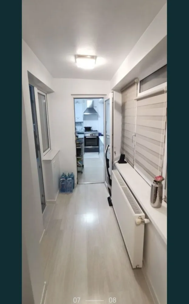Apartament 2 camere Inel 2 - Proprietar, ofer spre vânzare apartament cu 2 camere semidecomandat situat la parter cu suprafața de 50mp, balcon pe toată suprafața + boxă pentru depozitare la subsol. Apartamentul este renovat total, mobila a fost făcută pe comandă , instalația electrica și sanitară schimbate , centrala pe gaz. Se vinde parțial mobilat și utilat, accept și schimb cu casă sau apartament mai spațios la parter sau etajul 1 în Constanța cu diferență din partea mea, pentru cei interesați mai multe detalii vă pot oferi la telefon. NU COLABOREZ CU AGENȚII IMOBILIARE, MULȚUMESC!