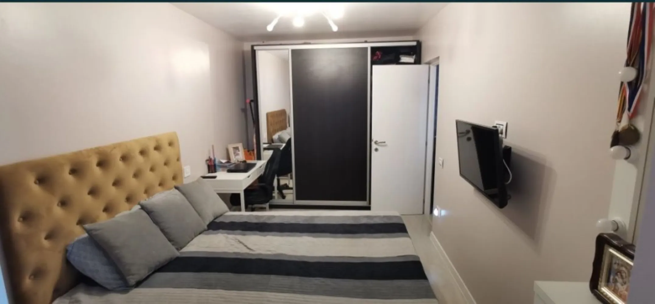 Apartament 2 camere Inel 2 - Proprietar, ofer spre vânzare apartament cu 2 camere semidecomandat situat la parter cu suprafața de 50mp, balcon pe toată suprafața + boxă pentru depozitare la subsol. Apartamentul este renovat total, mobila a fost făcută pe comandă , instalația electrica și sanitară schimbate , centrala pe gaz. Se vinde parțial mobilat și utilat, accept și schimb cu casă sau apartament mai spațios la parter sau etajul 1 în Constanța cu diferență din partea mea, pentru cei interesați mai multe detalii vă pot oferi la telefon. NU COLABOREZ CU AGENȚII IMOBILIARE, MULȚUMESC!