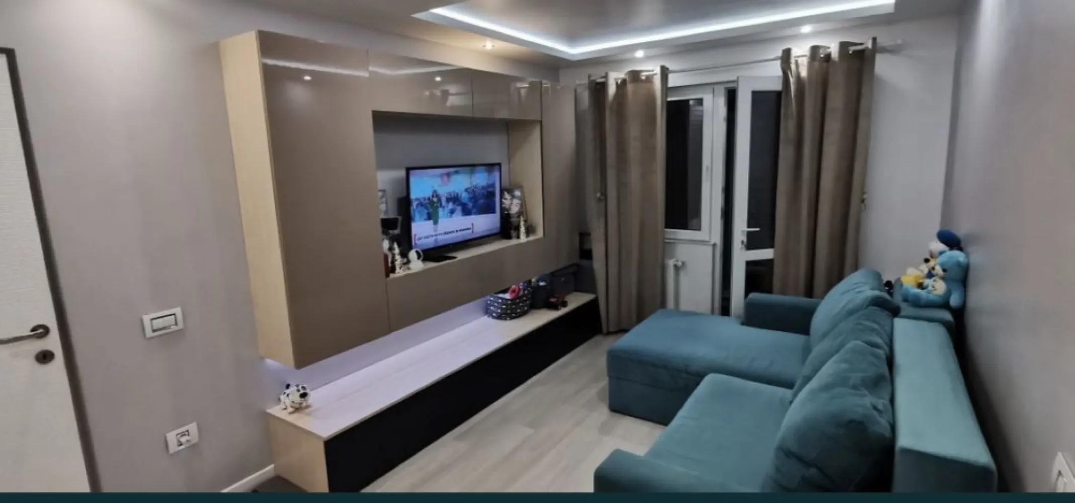 Apartament 2 camere Inel 2 - Proprietar, ofer spre vânzare apartament cu 2 camere semidecomandat situat la parter cu suprafața de 50mp, balcon pe toată suprafața + boxă pentru depozitare la subsol. Apartamentul este renovat total, mobila a fost făcută pe comandă , instalația electrica și sanitară schimbate , centrala pe gaz. Se vinde parțial mobilat și utilat, accept și schimb cu casă sau apartament mai spațios la parter sau etajul 1 în Constanța cu diferență din partea mea, pentru cei interesați mai multe detalii vă pot oferi la telefon. NU COLABOREZ CU AGENȚII IMOBILIARE, MULȚUMESC!
