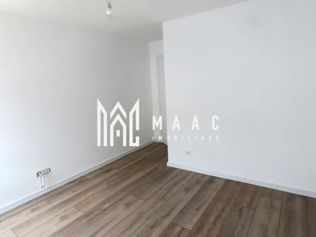 Apartament 4 camere | 105 MPU | Zona Arhitectilor - MAAC Imobiliare propune spre vânzare un apartament modern, spațios și luminos, situat în Cartierul Arhitecților, direct de la proprietar. Suprafață utilă: 105 mp Loc de parcare inclus An construcție: 2019 Apartamentul este dispus pe două niveluri, fiind amenajat cu o scară interioară tip “floating stairs”, care oferă un design modern și elegant. Imobilul nu a fost locuit, fiind perfect pentru cei care își doresc un spațiu nou, confortabil și bine compartimentat. Compartimentare: Nivel 1: Living generos cu bucătărie open-space Hol Baie Dormitor Balcon Nivel 2: Hol Baie 2 dormitoare spațioase Apartamentul se predă cu mobilă de bucătărie inclusă, instalația electrică este refăcută complet, cu prize și întrerupătoare modulare de calitate superioară. Construcția a fost realizată cu materiale premium, oferind siguranță, confort și un ambient modern. Un apartament ideal pentru o familie modernă sau pentru investiție! Pentru mai multe detalii precizati telefonic ca ati vazut anuntul cu ID: CP2777556 }}