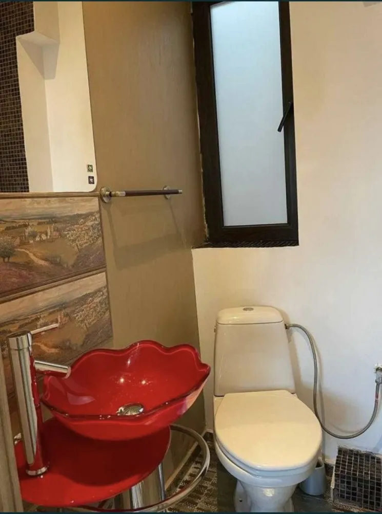 Apartament 2 camere inicat - Vand apartament 2 camere in zona KM 4-5 langa Doraly cu vedere la bulevardul Mangaliei intr-un bloc construit acum 12 ani si care are doar 10 apartamente. Apartamentul este la etajul 5 si are o terasa mare cu o vedere superba catre bulevard si port. Este semimobilat si utilat si are si jacuzzi. Acceptam anumite variante auto.Apartamentul are 90m2 din care terasa de 36m2