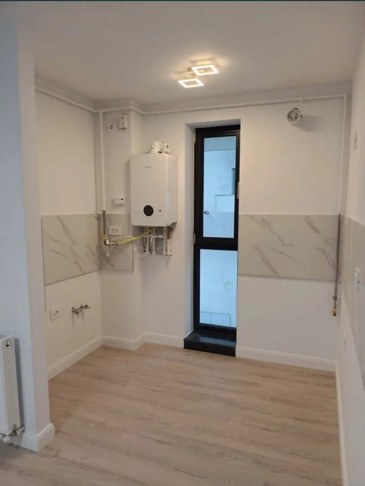 2 apartamente de vanzare - Apartamentele compuse din 2 camere decomandate, situate în complexul Tomis Park, etaj 2 si 5 din 8,se vând la cheie și beneficiază de următoarele dotări și finisaje: Specificații Bloc nou 2023 decembrie Clasa energetica A Suprafata utila 44,0 m2 Numar camere 2 Numar bai 1 / complet echipata: vas WC Roca, obiecte sanitare Ferro Confort Lux Incalzire centrala proprie Numar bucatarii 1 Amenajare strazi Asfaltate,Iluminat stradal Utilitati generale Apa,Canalizare,Curent,Gaz Sistem incalzire Calorifere,montate, Centrala proprie Climatizare Aer conditionat Ferestre geam termopan PVC geam tripan Low-E Usa intrare Metal antiefracție Izolatii termice Exterior Podele pardoseli placate cu plăci ceramice parchet laminat Pereti Vopsea lavabila Aparataj electric Gewiss. Eglo Dotari imobil Interfon,2 Lifturi Adăpost de apărare civilă Loc joaca copii circuit inchis , parc Locuri de parcare subterana contra cost Avantajele zonei: - Complexul VIVO Mall (1 min) - Euromaterna (3 min) - Liceul Economic Virgil Madgearu (15 min) - Liceul Teoretic Decebal (15 min) - Liceul Teoretic George Călinescu (10 min) - Școala Gimnazială Dimitrie Cantemir (10 min) - Școala Gimnazială nr 29 Mihai Viteazul (10 min) - Școala Gimnazială nr 36 Dimitrie Știubei (5 min) - Grădinița nr. 12 (Grădinița Amicii) (15 min) - Grădinița Mugurel (program prelungit) (5 min) - Parcul Tăbăcăriei (15 min) - Piața Cireșica (15 min) - Piața Tic-Tac (10 min) - Piața Brotăcei (10 min) - Piața Tomis III (15 min) - Supermarket Profi (3 min) - Supermarket Kaufland (1 min) - Carrefour Market (7 min) - Farmacii, bănci (3-5 min) - Mijloace de transport în comun (2 min) Pret 90 000 e / apartament