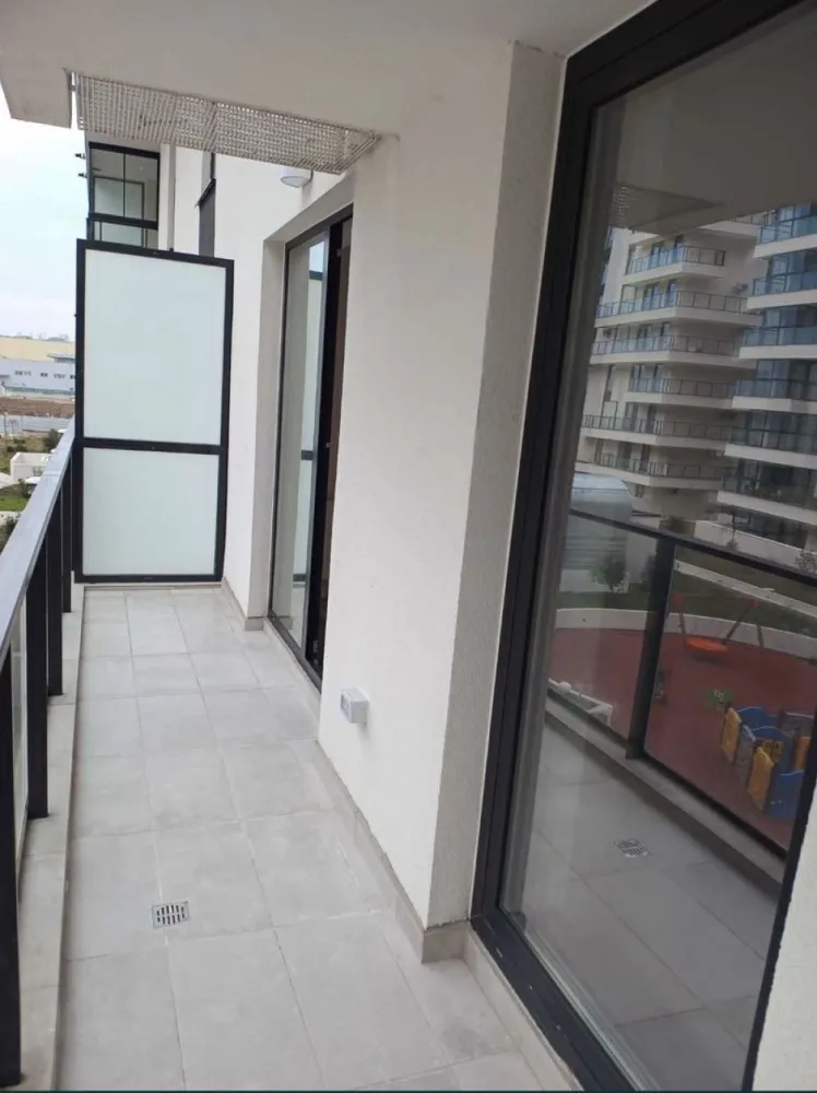 2 apartamente de vanzare - Apartamentele compuse din 2 camere decomandate, situate în complexul Tomis Park, etaj 2 si 5 din 8,se vând la cheie și beneficiază de următoarele dotări și finisaje: Specificații Bloc nou 2023 decembrie Clasa energetica A Suprafata utila 44,0 m2 Numar camere 2 Numar bai 1 / complet echipata: vas WC Roca, obiecte sanitare Ferro Confort Lux Incalzire centrala proprie Numar bucatarii 1 Amenajare strazi Asfaltate,Iluminat stradal Utilitati generale Apa,Canalizare,Curent,Gaz Sistem incalzire Calorifere,montate, Centrala proprie Climatizare Aer conditionat Ferestre geam termopan PVC geam tripan Low-E Usa intrare Metal antiefracție Izolatii termice Exterior Podele pardoseli placate cu plăci ceramice parchet laminat Pereti Vopsea lavabila Aparataj electric Gewiss. Eglo Dotari imobil Interfon,2 Lifturi Adăpost de apărare civilă Loc joaca copii circuit inchis , parc Locuri de parcare subterana contra cost Avantajele zonei: - Complexul VIVO Mall (1 min) - Euromaterna (3 min) - Liceul Economic Virgil Madgearu (15 min) - Liceul Teoretic Decebal (15 min) - Liceul Teoretic George Călinescu (10 min) - Școala Gimnazială Dimitrie Cantemir (10 min) - Școala Gimnazială nr 29 Mihai Viteazul (10 min) - Școala Gimnazială nr 36 Dimitrie Știubei (5 min) - Grădinița nr. 12 (Grădinița Amicii) (15 min) - Grădinița Mugurel (program prelungit) (5 min) - Parcul Tăbăcăriei (15 min) - Piața Cireșica (15 min) - Piața Tic-Tac (10 min) - Piața Brotăcei (10 min) - Piața Tomis III (15 min) - Supermarket Profi (3 min) - Supermarket Kaufland (1 min) - Carrefour Market (7 min) - Farmacii, bănci (3-5 min) - Mijloace de transport în comun (2 min) Pret 90 000 e / apartament