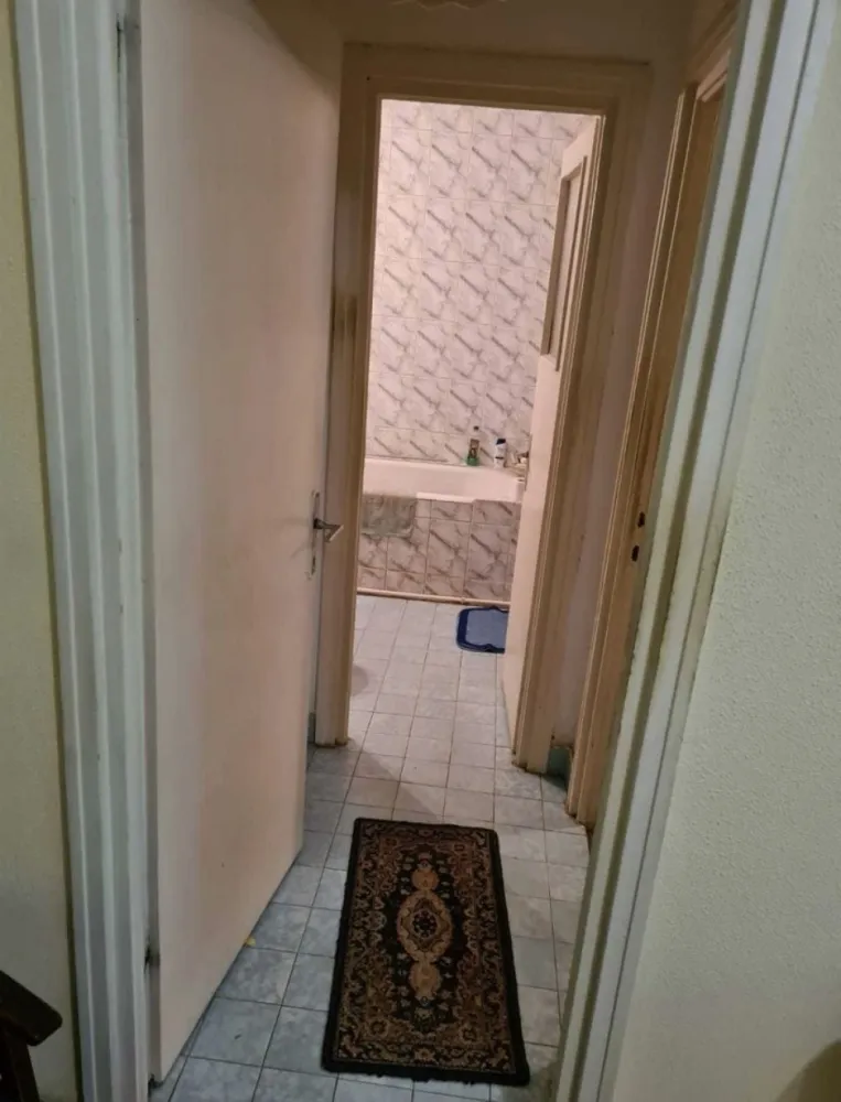 Ap pe Ferdinand sub 1500 euro/mp utili - Apt 2 camere semidecomandat pe B-dul Ferdinand aproape de Gara și Centru langa Spitalul de boli infectioase , orientare Sud Est cu vedere la port ,et.1 , 59 mp utili, doua camere semidecomandate,baie, bucatarie,2 holuri ,balcon mare inchis pe toata lungimea apartamentului,balcon mic separat pentru bucatarie , centrala termica pe gaz Vaillant ,usa metalica intrare ,bloc anvelopat, interfon ,locuri de parcare în fata şi spatele blocului şi pe strada Traian. Necesita curatenie si zugravit dar desi nu are imbunatatiri de actualitate poate fi locuit imediat . Preț 87000 euro / sub 1500 eur mp util negociabil Se vinde mobilat utilat cu televizor ,frigider , aragaz , masina de spalat , mobila sufragerie şi dormitor. Documentatie cadastrala in lucru . Nu colaboram cu agentii imobiliare .