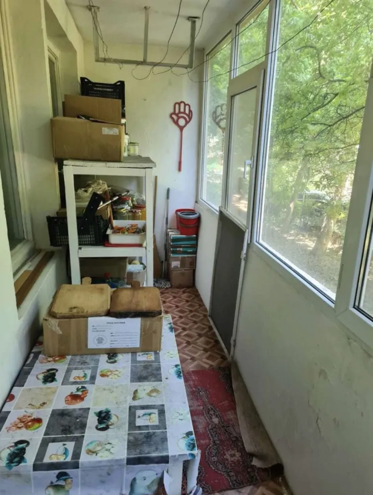 Ap pe Ferdinand sub 1500 euro/mp utili - Apt 2 camere semidecomandat pe B-dul Ferdinand aproape de Gara și Centru langa Spitalul de boli infectioase , orientare Sud Est cu vedere la port ,et.1 , 59 mp utili, doua camere semidecomandate,baie, bucatarie,2 holuri ,balcon mare inchis pe toata lungimea apartamentului,balcon mic separat pentru bucatarie , centrala termica pe gaz Vaillant ,usa metalica intrare ,bloc anvelopat, interfon ,locuri de parcare în fata şi spatele blocului şi pe strada Traian. Necesita curatenie si zugravit dar desi nu are imbunatatiri de actualitate poate fi locuit imediat . Preț 87000 euro / sub 1500 eur mp util negociabil Se vinde mobilat utilat cu televizor ,frigider , aragaz , masina de spalat , mobila sufragerie şi dormitor. Documentatie cadastrala in lucru . Nu colaboram cu agentii imobiliare .