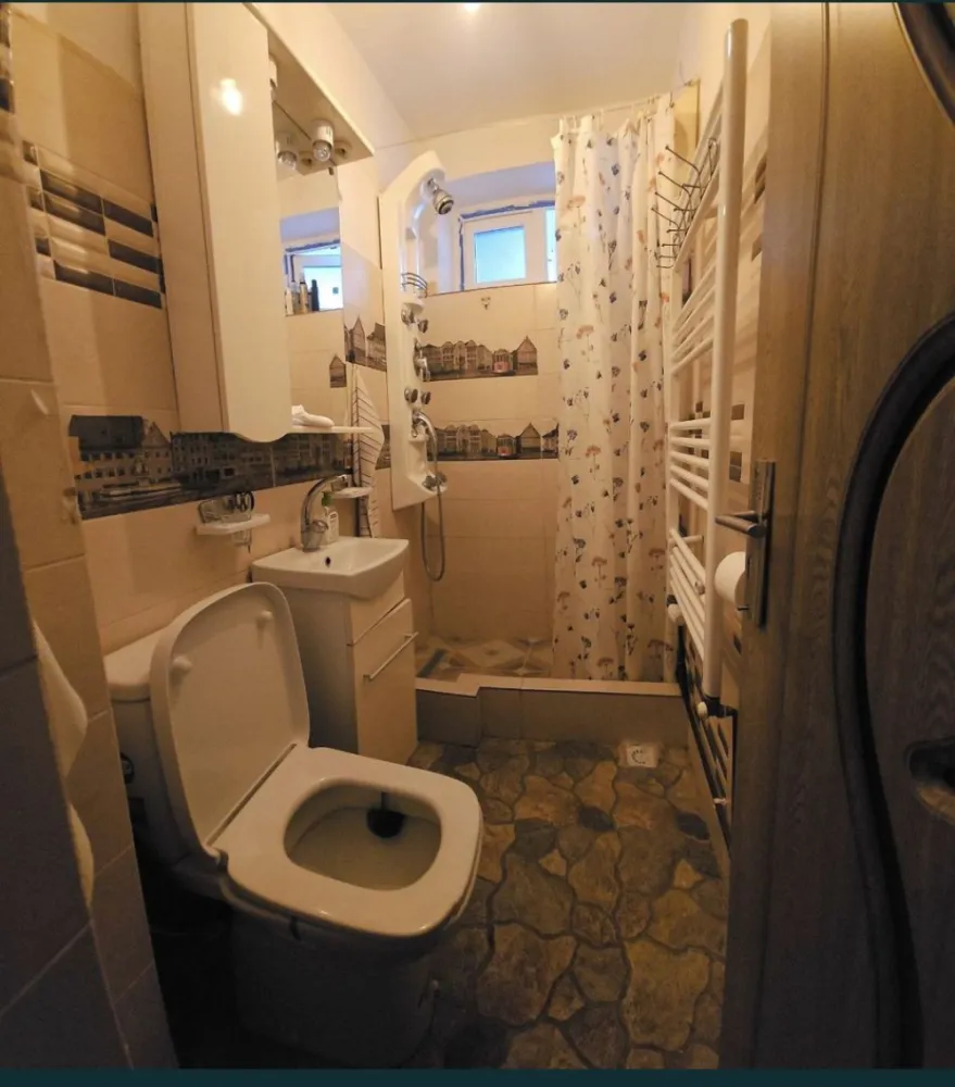 Ap 2 camere Delfinariu Constanta - Proprietar ofer spre vanzare apartament confort 1 decomandat cu 2 camere de 50,33 mp utili plus inca 6mp balcon. Este localizat in zona Delfinariu/Faleza Nord, mai retras fata de traficul de pe Bulevard, acesta este situat la etajul 1/2 si face parte din compozitia unei vile mai noua si solida decat blocurile din jur in care se mai afla alte 2 apartamente, fiecare apartament avand propriul lui etaj. Compus din 2 camere, un hol, o bucatarie, o baie si un balcon. Dotat cu centrala termica noua Vaillant, gresie, faianta, pardoseala din parchet laminat, Electrocasnice, usa metalica, termopane, internet si cablu prin fibra optica, mobilat si toate utilitatile. Se afla la: -1 minut de mers pe jos pana la Profi non stop/ Farmacie/ Statie de autobuz -3 minute de mers pe jos pana la Microrezervatie/ McDonald's -5 minute de mers pe jos pana la Lacul Tabacariei -5 minute pana la liceul Enegetic/ scoala si gradinita "Colibri" -5 minute cu masina pana la City Park Mall -5 minute cu masina pana la Univeristatea "Ovidius" -10 minute de mers pe jos pana la plaja " Trei Papuci" Apartamentul are toate taxele si impozitele platite la zi. Este o investitie pozitiva deoarece pretul zonei creste constant. Pret: De la 105.000€ scazut la 98.000€. Se vinde complet mobilat. Nu se vinde in rate. Daca nu raspund, puteti lasa mesaj si va sun inapoi. Detalii de contact: 0764210651 si wapp.