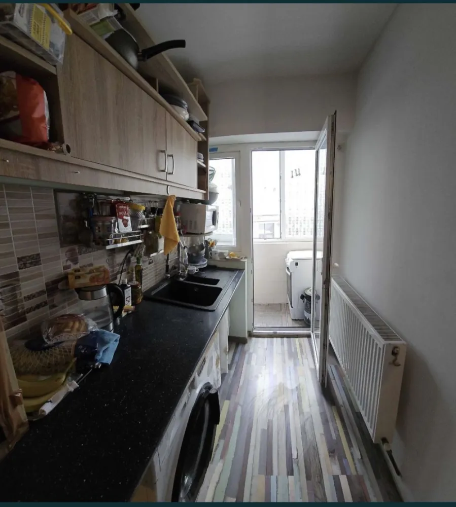 Ap 2 camere Delfinariu Constanta - Proprietar ofer spre vanzare apartament confort 1 decomandat cu 2 camere de 50,33 mp utili plus inca 6mp balcon. Este localizat in zona Delfinariu/Faleza Nord, mai retras fata de traficul de pe Bulevard, acesta este situat la etajul 1/2 si face parte din compozitia unei vile mai noua si solida decat blocurile din jur in care se mai afla alte 2 apartamente, fiecare apartament avand propriul lui etaj. Compus din 2 camere, un hol, o bucatarie, o baie si un balcon. Dotat cu centrala termica noua Vaillant, gresie, faianta, pardoseala din parchet laminat, Electrocasnice, usa metalica, termopane, internet si cablu prin fibra optica, mobilat si toate utilitatile. Se afla la: -1 minut de mers pe jos pana la Profi non stop/ Farmacie/ Statie de autobuz -3 minute de mers pe jos pana la Microrezervatie/ McDonald's -5 minute de mers pe jos pana la Lacul Tabacariei -5 minute pana la liceul Enegetic/ scoala si gradinita "Colibri" -5 minute cu masina pana la City Park Mall -5 minute cu masina pana la Univeristatea "Ovidius" -10 minute de mers pe jos pana la plaja " Trei Papuci" Apartamentul are toate taxele si impozitele platite la zi. Este o investitie pozitiva deoarece pretul zonei creste constant. Pret: De la 105.000€ scazut la 98.000€. Se vinde complet mobilat. Nu se vinde in rate. Daca nu raspund, puteti lasa mesaj si va sun inapoi. Detalii de contact: 0764210651 si wapp.