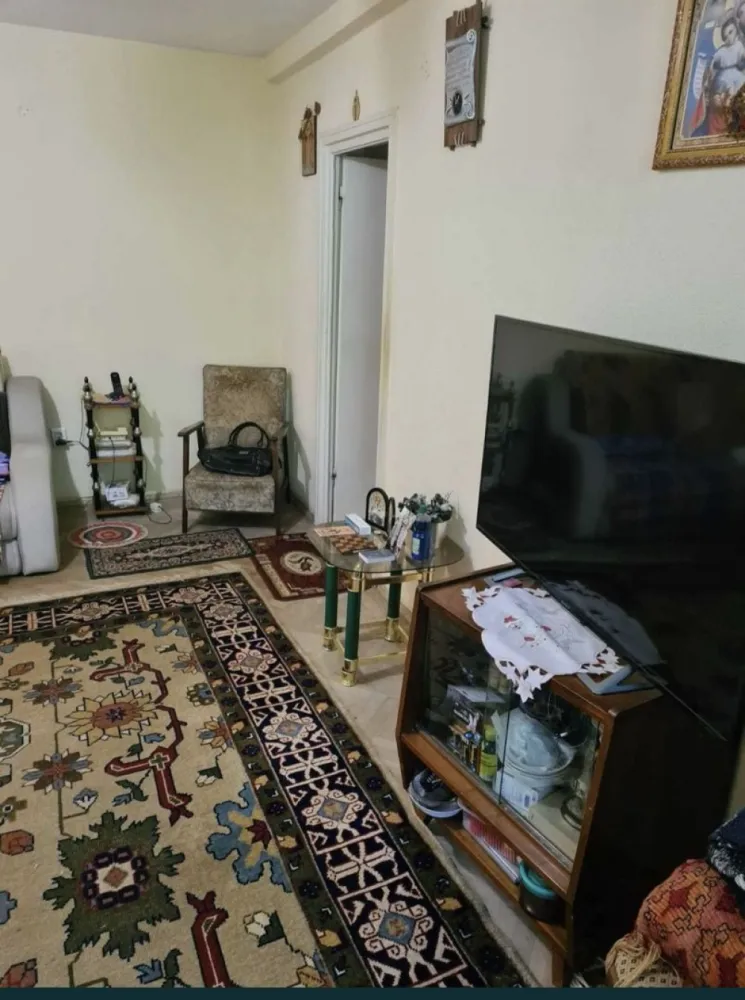 Ap pe Ferdinand sub 1500 euro/mp utili - Apt 2 camere semidecomandat pe B-dul Ferdinand aproape de Gara și Centru langa Spitalul de boli infectioase , orientare Sud Est cu vedere la port ,et.1 , 59 mp utili, doua camere semidecomandate,baie, bucatarie,2 holuri ,balcon mare inchis pe toata lungimea apartamentului,balcon mic separat pentru bucatarie , centrala termica pe gaz Vaillant ,usa metalica intrare ,bloc anvelopat, interfon ,locuri de parcare în fata şi spatele blocului şi pe strada Traian. Necesita curatenie si zugravit dar desi nu are imbunatatiri de actualitate poate fi locuit imediat . Preț 87000 euro / sub 1500 eur mp util negociabil Se vinde mobilat utilat cu televizor ,frigider , aragaz , masina de spalat , mobila sufragerie şi dormitor. Documentatie cadastrala in lucru . Nu colaboram cu agentii imobiliare .