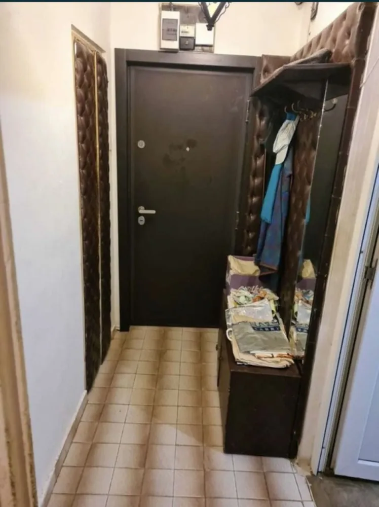 Ap pe Ferdinand sub 1500 euro/mp utili - Apt 2 camere semidecomandat pe B-dul Ferdinand aproape de Gara și Centru langa Spitalul de boli infectioase , orientare Sud Est cu vedere la port ,et.1 , 59 mp utili, doua camere semidecomandate,baie, bucatarie,2 holuri ,balcon mare inchis pe toata lungimea apartamentului,balcon mic separat pentru bucatarie , centrala termica pe gaz Vaillant ,usa metalica intrare ,bloc anvelopat, interfon ,locuri de parcare în fata şi spatele blocului şi pe strada Traian. Necesita curatenie si zugravit dar desi nu are imbunatatiri de actualitate poate fi locuit imediat . Preț 87000 euro / sub 1500 eur mp util negociabil Se vinde mobilat utilat cu televizor ,frigider , aragaz , masina de spalat , mobila sufragerie şi dormitor. Documentatie cadastrala in lucru . Nu colaboram cu agentii imobiliare .