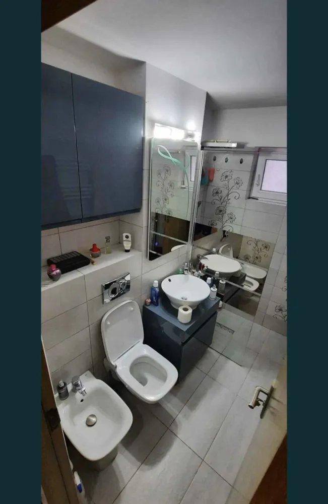 Apartament 2 camere - Direct proprietar vând apartament 2 camere sau schimb cu casa in (Cumpana/Lazu) Decomandat confort 0 57 mp Parter Cu următoarele Instalație electrica complet noua, Instalație sanitara complet noua Centrala gaze Ariston și calorifere noi Geamuri termopan tot apartamentul plus rulouri anti efracție la toate geamurile Izolație exterioara Usi noi întrare+camere Scurgere proprie (separata de ce-a a blocului] Mobila pe comanda de ce-a mai înaltă calitate si in (bucătărie+baie MDF VOPSIT) Electrocasnice (masina spalat vase-masina spălat rufe-cuptor electric ) Gradina în fata apartamentului (Nu este proprietate ) Este la 2 minute de mers pe jos de Lidl ,piața, stație Ratc , școală. Gradinita ,farmacie ,bănci , parc Zona km5 Rog și ofer seriozitate, mai multe detalii privat Mulțumesc