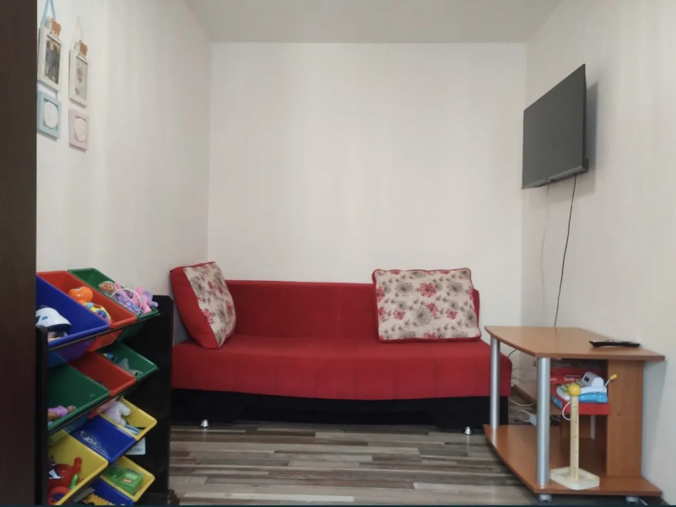Vand ap 2 cam - Apartament 2 cam.confort 2 sporit semidecomandat, suprafață totală 46, suprafață utilă 39, îmbunătățiri multiple: faianță, parchet,gresie, termopane,aer condiționat,uși,conducta de gaze se afla in casa, plătite pentru 2 focuri(aragaz și centrala), mai lipsește contoarul și se poate branșa la aragaz și apoi la centrala.Apartamentul se vinde nemobilat și prețul este in Euro.Se afla pe Sergent Nicolae Grindeanu , aproape de Spit, piața, școala 33 și 37 plus alte 3 grădinițe. Proprietar 07******00