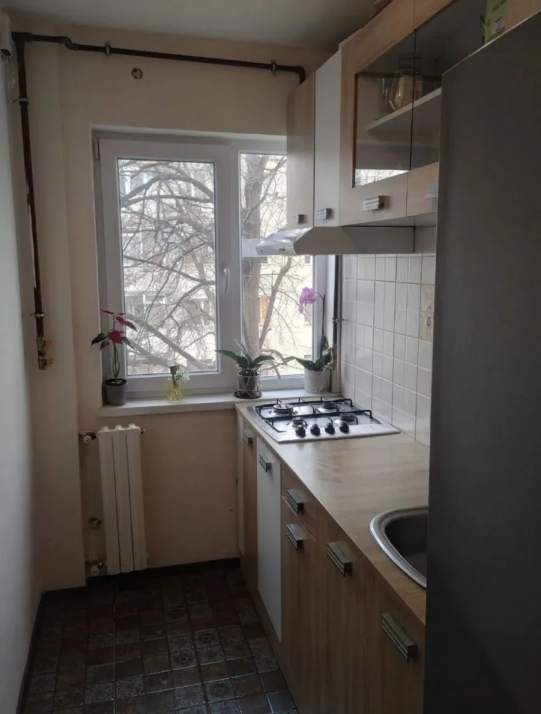 Vand ap 2 cam - Apartament 2 cam.confort 2 sporit semidecomandat, suprafață totală 46, suprafață utilă 39, îmbunătățiri multiple: faianță, parchet,gresie, termopane,aer condiționat,uși,conducta de gaze se afla in casa, plătite pentru 2 focuri(aragaz și centrala), mai lipsește contoarul și se poate branșa la aragaz și apoi la centrala.Apartamentul se vinde nemobilat și prețul este in Euro.Se afla pe Sergent Nicolae Grindeanu , aproape de Spit, piața, școala 33 și 37 plus alte 3 grădinițe. Proprietar 07******00