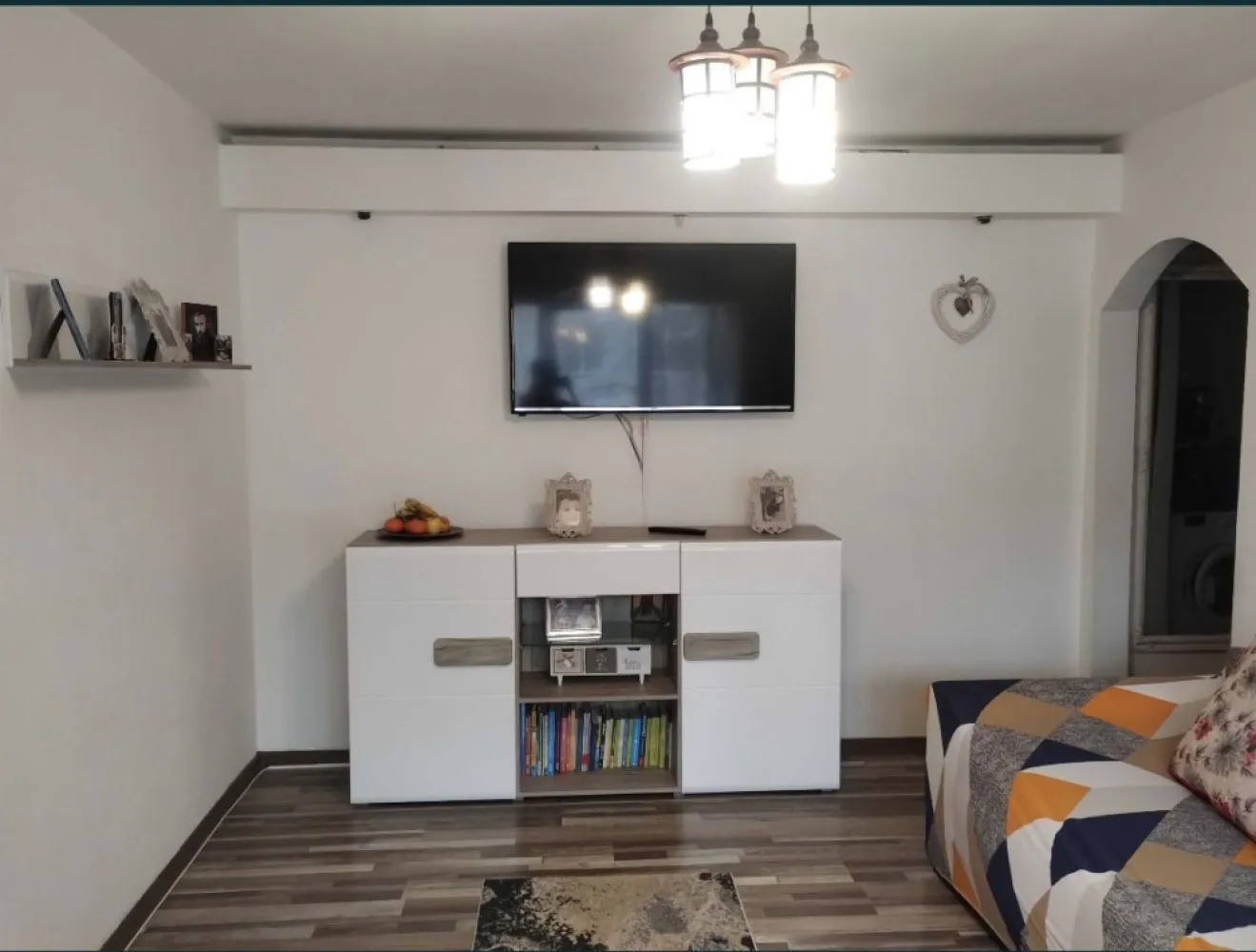 Vand ap 2 cam - Apartament 2 cam.confort 2 sporit semidecomandat, suprafață totală 46, suprafață utilă 39, îmbunătățiri multiple: faianță, parchet,gresie, termopane,aer condiționat,uși,conducta de gaze se afla in casa, plătite pentru 2 focuri(aragaz și centrala), mai lipsește contoarul și se poate branșa la aragaz și apoi la centrala.Apartamentul se vinde nemobilat și prețul este in Euro.Se afla pe Sergent Nicolae Grindeanu , aproape de Spit, piața, școala 33 și 37 plus alte 3 grădinițe. Proprietar 07******00