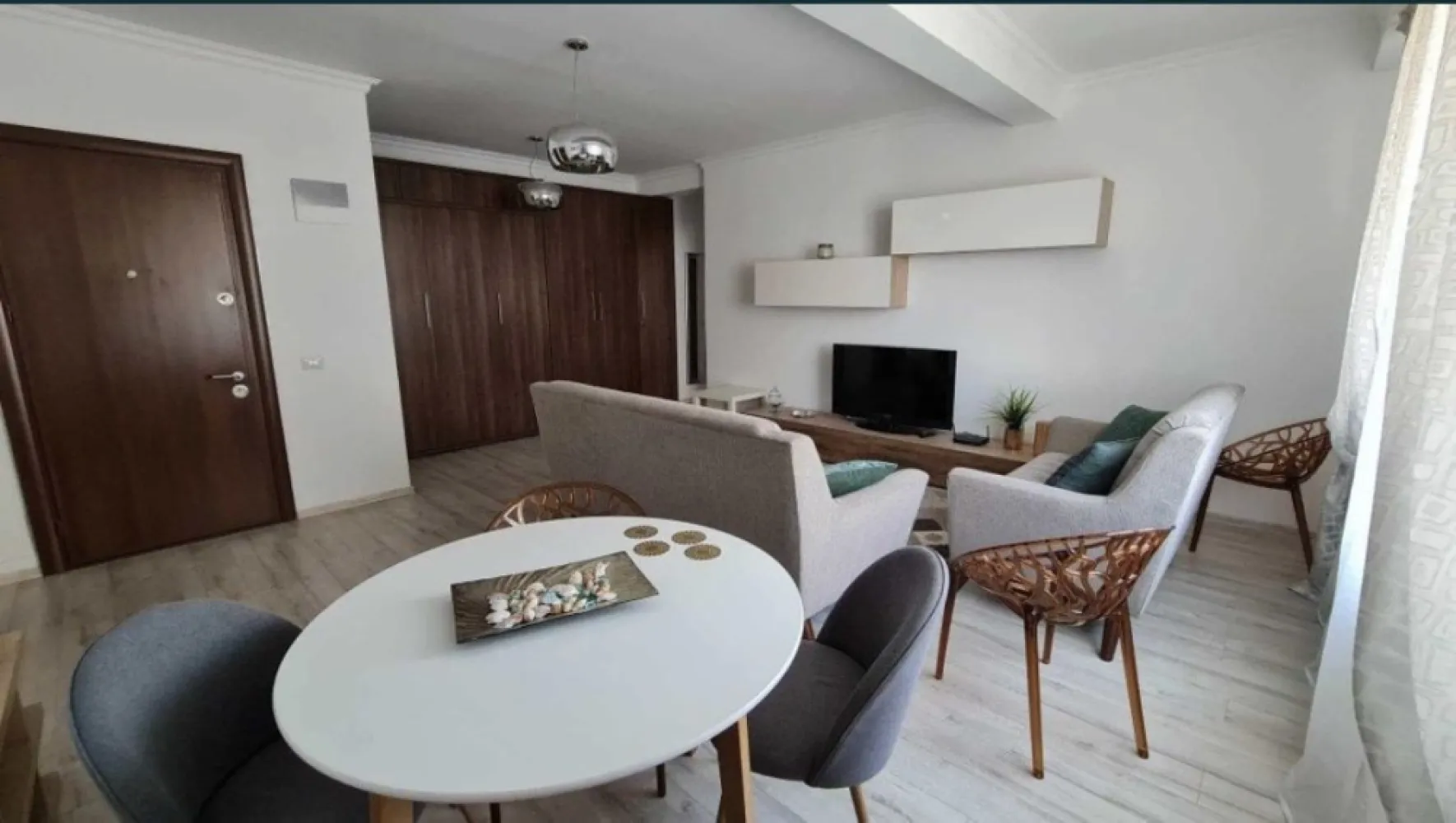 Vand apartament 2 camere - Direct proprietar - Vand apartament in bulevardul Mamaia 385 ,in Solid House Residence - 65 mp UTILI ,2 camere cu bucatarie inchisa ,complet utilat si mobilat ,cetrala proprie ,cu vedere atat spre lac cat si spre mare .Apartamentul este situat la etajul 6 din 8 , nu are colturi exterioare fiind pe mijlocul blocului ,prin urmare vara e racoare iar iarna este cald .
