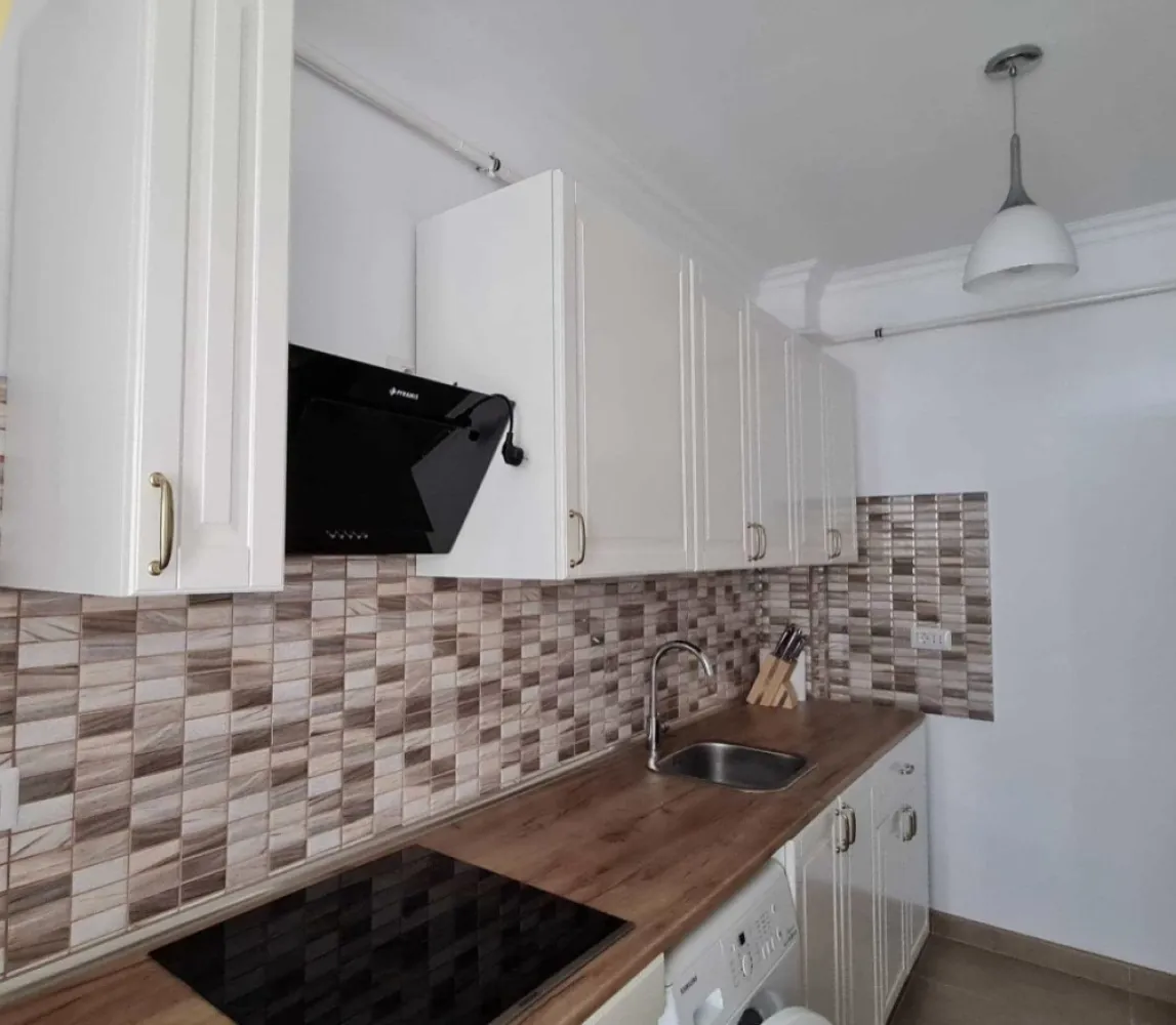 Vand apartament 2 camere - Direct proprietar - Vand apartament in bulevardul Mamaia 385 ,in Solid House Residence - 65 mp UTILI ,2 camere cu bucatarie inchisa ,complet utilat si mobilat ,cetrala proprie ,cu vedere atat spre lac cat si spre mare .Apartamentul este situat la etajul 6 din 8 , nu are colturi exterioare fiind pe mijlocul blocului ,prin urmare vara e racoare iar iarna este cald .