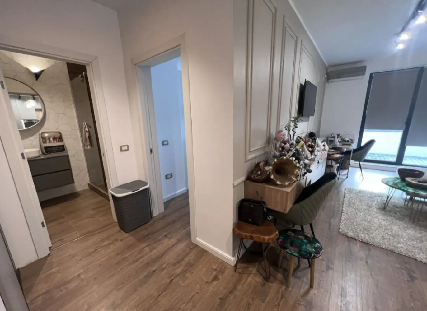 Tomis Park 2 camere terasa 108m mobilat - Persoana fizica vand apartament cu w camere decomandat in complexul Tomis Park cu terasa , 108 m utili, mobilat utilat, centrala pe gaz, etaj 1 din 8 , acte in regula.