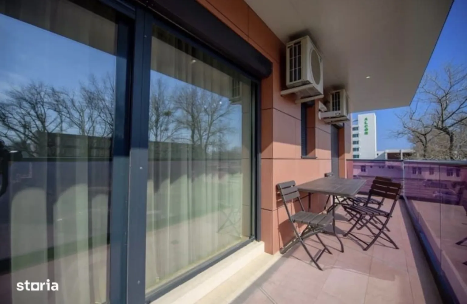 Ap 2 camere langa hotel Vega - Vand apartament cu 2 camere in zona "La Butoaie". imobilul se afla pe partea cu marea iar plaja este la o distanta de 1 minut de mers pe jos. Apartamentul este semidecomandat fiind impartit in living cu bucatarie open space, din care se face accesul catre dormitor, baie si balcon. Zona este una foarte buna, avand aproape magazine, restaurante, hotelul Vega, mijloace de transport in comun etc. Apartamentul dispune de un loc de parcare in subsolul blocului, inclus in pret.
