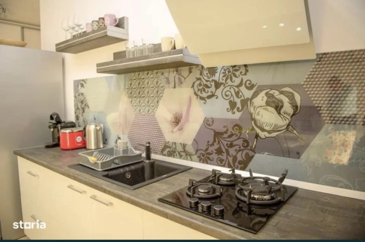 Ap 2 camere langa hotel Vega - Vand apartament cu 2 camere in zona "La Butoaie". imobilul se afla pe partea cu marea iar plaja este la o distanta de 1 minut de mers pe jos. Apartamentul este semidecomandat fiind impartit in living cu bucatarie open space, din care se face accesul catre dormitor, baie si balcon. Zona este una foarte buna, avand aproape magazine, restaurante, hotelul Vega, mijloace de transport in comun etc. Apartamentul dispune de un loc de parcare in subsolul blocului, inclus in pret.