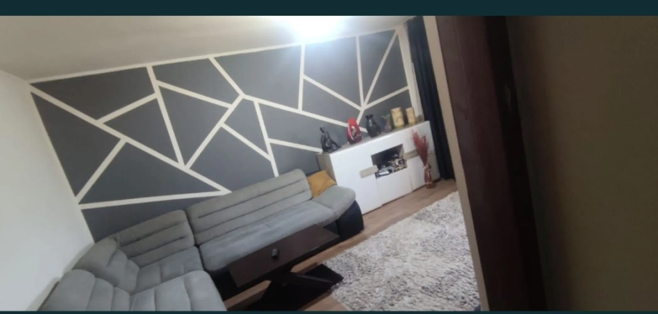 Vand ap cu 3 camere in Navodari - Vând apartament cu 3 camere in Năvodari, langa parcul central, acoperiș recent reabilitat, izolat termic, centrală pe gaz, aer condiționat.Apartamentul este foarte îngrijit, se vinde mobilat și utilat complet.