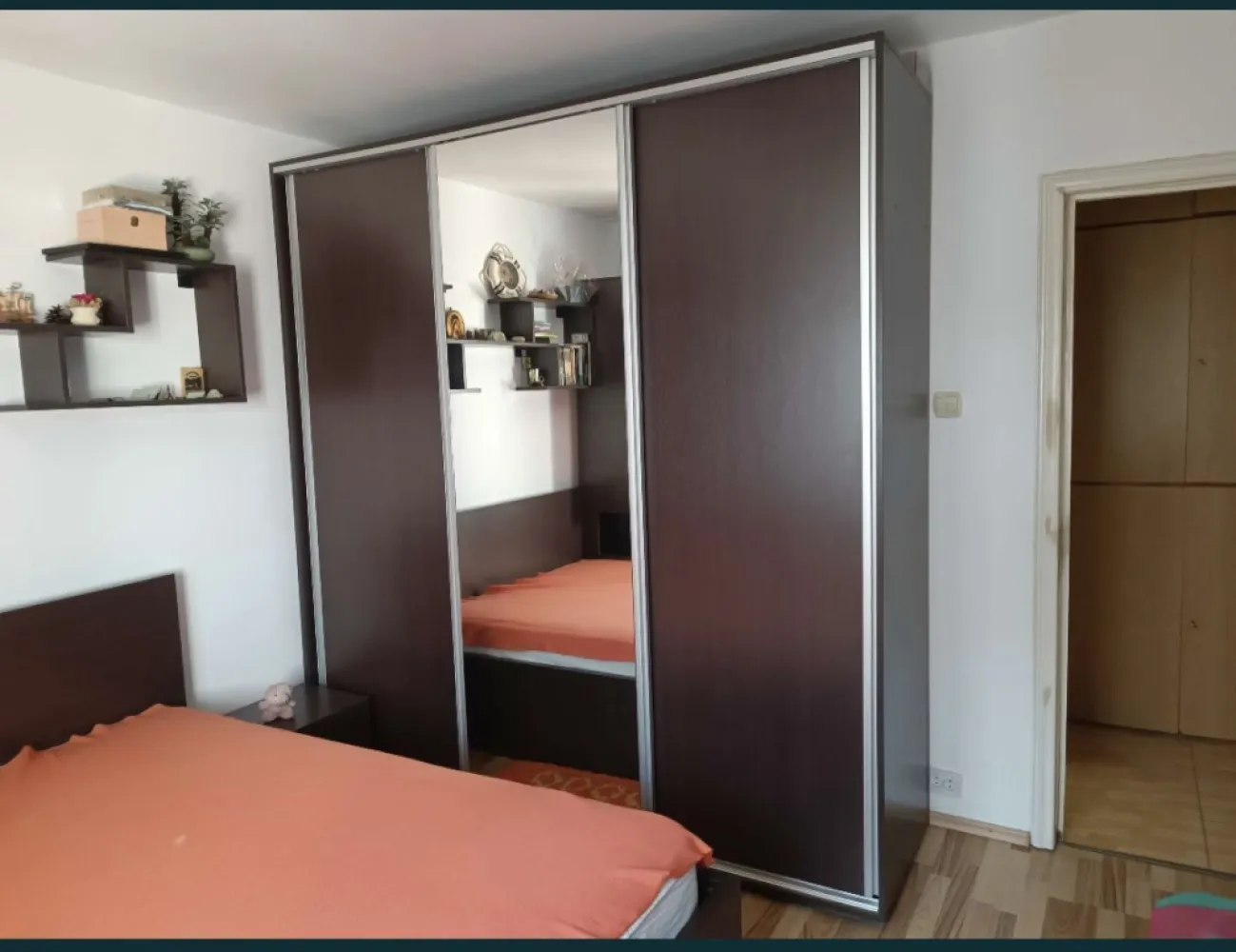 Apartament decomandat - Apartament 2 camere, decomandat, etaj 4/4, izolatie fara probleme, izolat pereti exteriori ,orientat Est zona Casa de Cultura, aleea Garofitei, Piata Balada ( 2 minute) Mobilat ,utilat,balcon inchis termopan Rehau, gata de mutare sau de inchiriat. Centrala pe gaz in condensatie ,noua,cu stabilizator de tensiune (folosita o iarna) A/C inverter ,nou, marca Gree. Termopane marca Rehau cu sticla low-E, reflectorizanta,Almaglas. In apropiere se afla: piata, gradinita, scoala, magazine, spatii comerciale, farmacii, spatii verzi, mijloc de transport in comun, acces usor si rapid din orice parte a orasului. Vanzare directa proprietar.