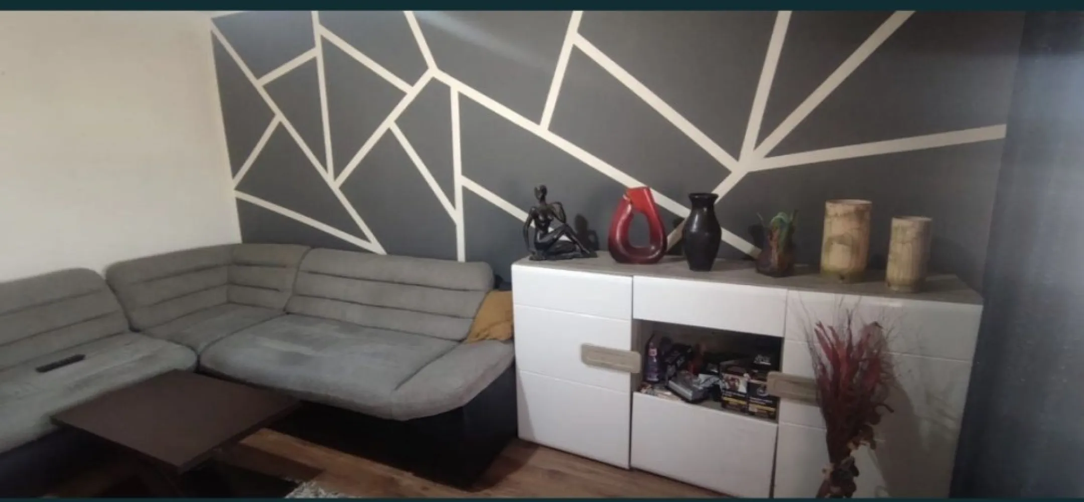 Vand ap cu 3 camere in Navodari - Vând apartament cu 3 camere in Năvodari, langa parcul central, acoperiș recent reabilitat, izolat termic, centrală pe gaz, aer condiționat.Apartamentul este foarte îngrijit, se vinde mobilat și utilat complet.