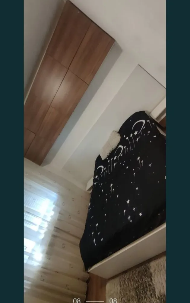 Vand ap cu 3 camere in Navodari - Vând apartament cu 3 camere in Năvodari, langa parcul central, acoperiș recent reabilitat, izolat termic, centrală pe gaz, aer condiționat.Apartamentul este foarte îngrijit, se vinde mobilat și utilat complet.