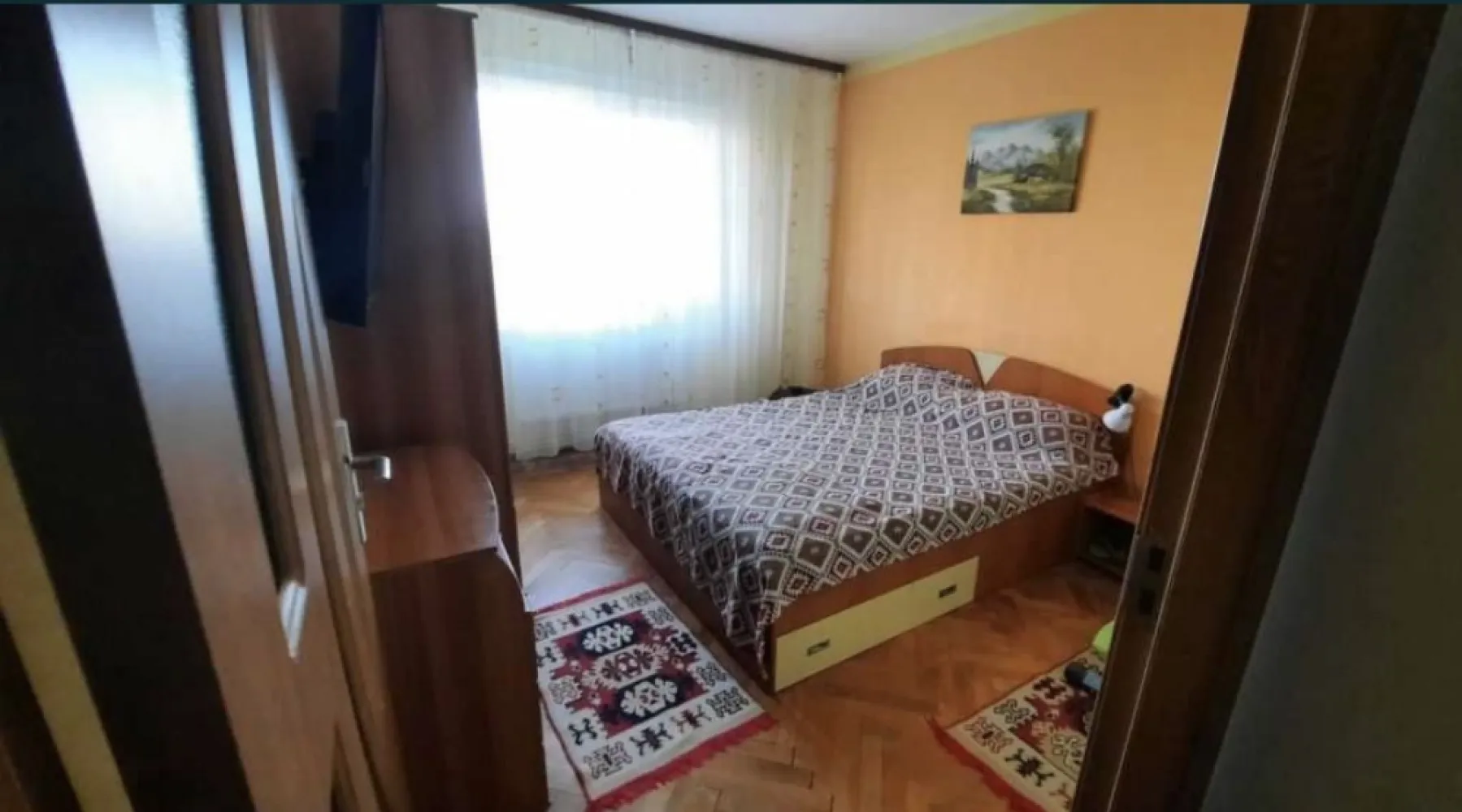 Ap 3 camere, mobilat, centrala, Tomis Nord, zona Brotacei - Apartament cu 3 camere semidecomandate, incadrat, bloc din caramida, suprafata de 57 mp, etaj 4/4, fara probleme hidroizolatie. Liber de sarcini, actele pregatite pentru vanzare. Se vinde partial mobilat Zona foarte linistita, vedere spre alee - parcare. In apropiere se afla: piete, gradinita, cresa, scoala, magazine, spatii comerciale, farmacii, spatii verzi, loc de joaca, mijloace de transport in comun ce permit acces direct catre marea majoritate a zonelor orasului. Acces facil catre punctele de interes din zona: Universitatea Ovidius, City Park Mall, parc Tabacarie. Prezinta urmatoarele: - Gresie, faianta, parchet - Cabina dus - Usa metalica la intrare - Usi interioare schimbate - Geamuri termopan - Balcon inchis - Centrala termica Ariston - Aer conditionat - Sistem supraveghere video: hol intrare(interior), bucatarie, living - Interfon - Loc parcare rezervat. Accept si unele variante cu casa, doar in localitatile Cumpana, Lazu, Ovidiu, Valu lui Traian.