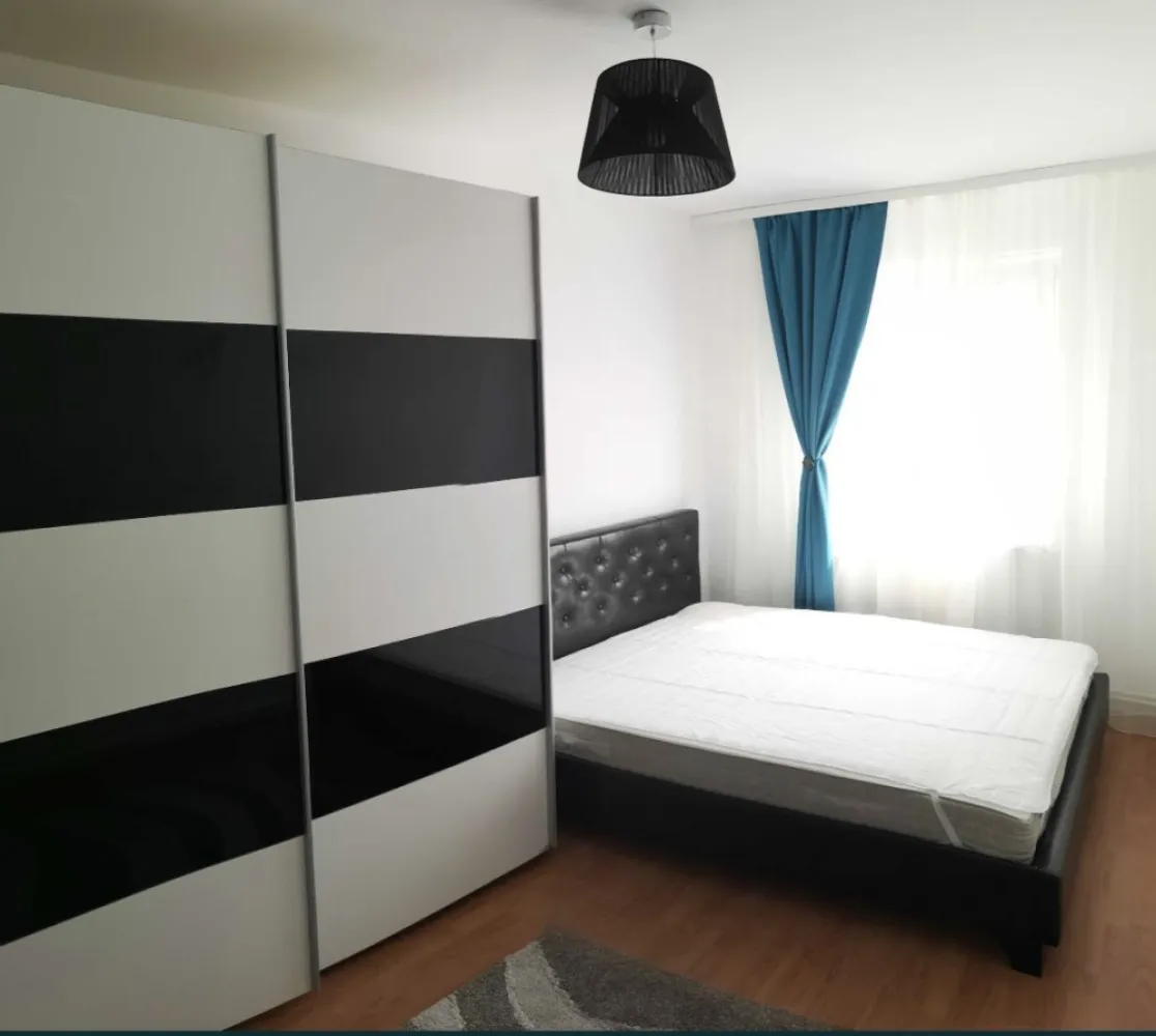 Apartament cu 3 camere de vanzare zona Tomis Nord - Locație Excepțională și Confort Urban - Tomis Nord Preț: 89,000 Euro Descoperă oportunitatea unică de a deține un apartament cu 3 camere, semidecomandat, amplasat strategic în inima zonei Tomis Nord. Situat la etajul 3 din 4, acest apartament reprezintă combinația perfectă între funcționalitate și stil. Specificatii: * Suprafață Totală: 61.12 mp (51.57 mp utili) * Compartimentare: 2 dormitoare, sufragerie, bucătărie, baie, 2 holuri, balcon închis, debara. * Renovat în 2020: Dotări moderne, incluzând geamuri termopane, centrală proprie și calorifere cu termostat. * Mobilat: Gata de locuit sau închiriat. * Boxă de depozitare: Spațiu suplimentar la subsol, inclus în cadastru. Avantaje ale Zonei: * Proximitate City Park Mall * Acces facil spre Mamaia, Autogara Tomis 3, Piața Brotacei * Zonă dinamică, perfectă pentru viața urbană. Beneficii Tehnice: * Boxă la subsol - spațiu de stocare suplimentar. * Geam la baie pentru lumină naturală și ventilație. * Balcon închis cu termopan - spațiu extins și versatil. * Apartament liber și mobilat . * Finisaje: gresie, faianță, termopan, ușă metalică la intrare. Modalități de Cumpărare: * Plată cash * Credit (imobiliar/ipotecar) Contactați-ma pentru mai multe detalii și pentru a programa o vizionare!