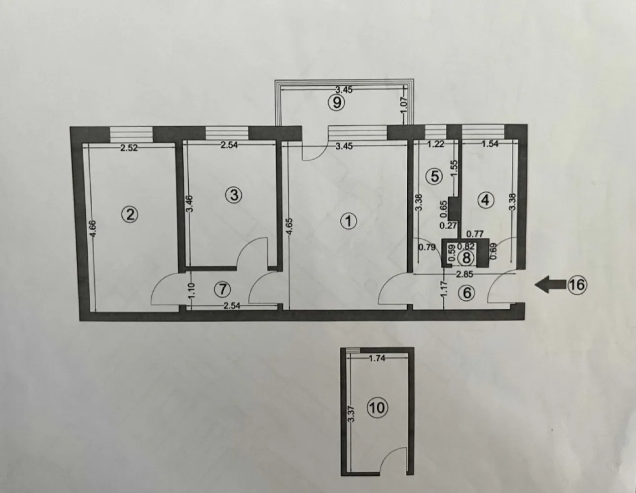 Apartament cu 3 camere de vanzare zona Tomis Nord - Locație Excepțională și Confort Urban - Tomis Nord Preț: 89,000 Euro Descoperă oportunitatea unică de a deține un apartament cu 3 camere, semidecomandat, amplasat strategic în inima zonei Tomis Nord. Situat la etajul 3 din 4, acest apartament reprezintă combinația perfectă între funcționalitate și stil. Specificatii: * Suprafață Totală: 61.12 mp (51.57 mp utili) * Compartimentare: 2 dormitoare, sufragerie, bucătărie, baie, 2 holuri, balcon închis, debara. * Renovat în 2020: Dotări moderne, incluzând geamuri termopane, centrală proprie și calorifere cu termostat. * Mobilat: Gata de locuit sau închiriat. * Boxă de depozitare: Spațiu suplimentar la subsol, inclus în cadastru. Avantaje ale Zonei: * Proximitate City Park Mall * Acces facil spre Mamaia, Autogara Tomis 3, Piața Brotacei * Zonă dinamică, perfectă pentru viața urbană. Beneficii Tehnice: * Boxă la subsol - spațiu de stocare suplimentar. * Geam la baie pentru lumină naturală și ventilație. * Balcon închis cu termopan - spațiu extins și versatil. * Apartament liber și mobilat . * Finisaje: gresie, faianță, termopan, ușă metalică la intrare. Modalități de Cumpărare: * Plată cash * Credit (imobiliar/ipotecar) Contactați-ma pentru mai multe detalii și pentru a programa o vizionare!