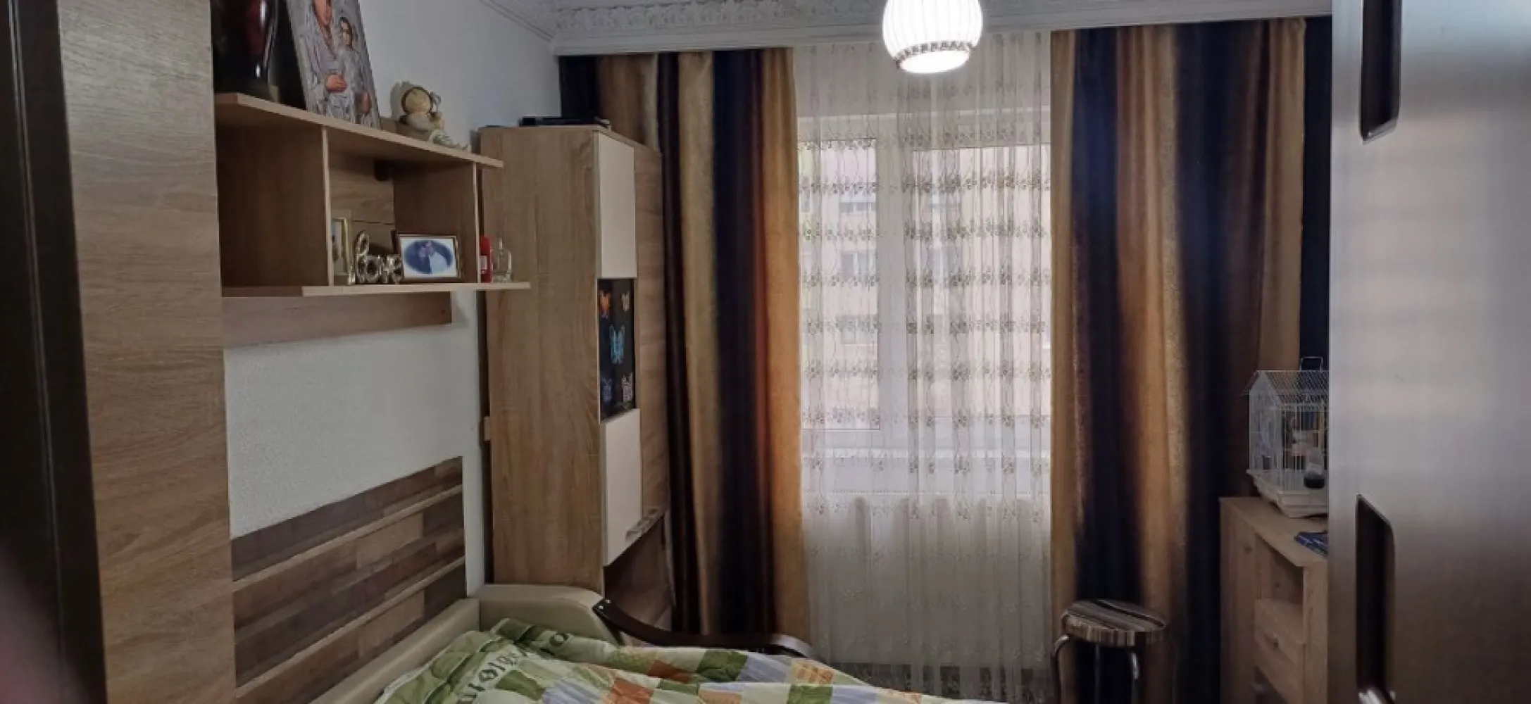 3 camere Tomis Nord-mobilat si utilat - Se vinde apartament 3 camere mobilat și utilat ! Zona TOMIS NORD - apartament 3 camere, semidecomandat ,suprafață 55 MP,ETAJ 2! Se vinde exact ca în poze! - Tâmplărie PVC. - Izolat exterior. - Ușă metalică intrare. - Parchet laminat. - Gresie, faianță - Uși schimbate interior. - Centrală pe gaze. - Aer condiționat. - Parcare proprie . - Boxă. - Cadastru +Intabulare!