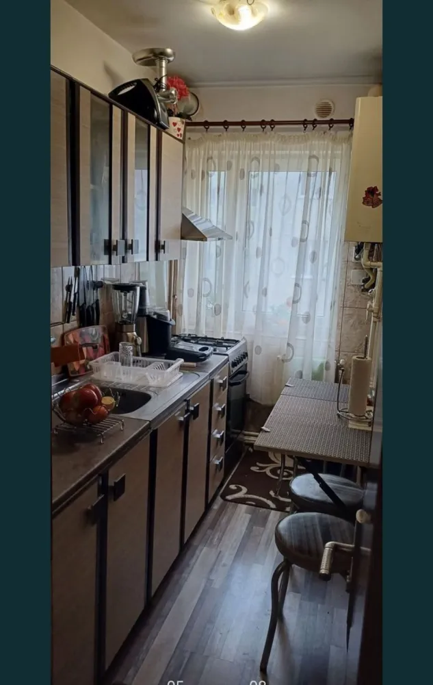 3 camere Tomis Nord-mobilat si utilat - Se vinde apartament 3 camere mobilat și utilat ! Zona TOMIS NORD - apartament 3 camere, semidecomandat ,suprafață 55 MP,ETAJ 2! Se vinde exact ca în poze! - Tâmplărie PVC. - Izolat exterior. - Ușă metalică intrare. - Parchet laminat. - Gresie, faianță - Uși schimbate interior. - Centrală pe gaze. - Aer condiționat. - Parcare proprie . - Boxă. - Cadastru +Intabulare!