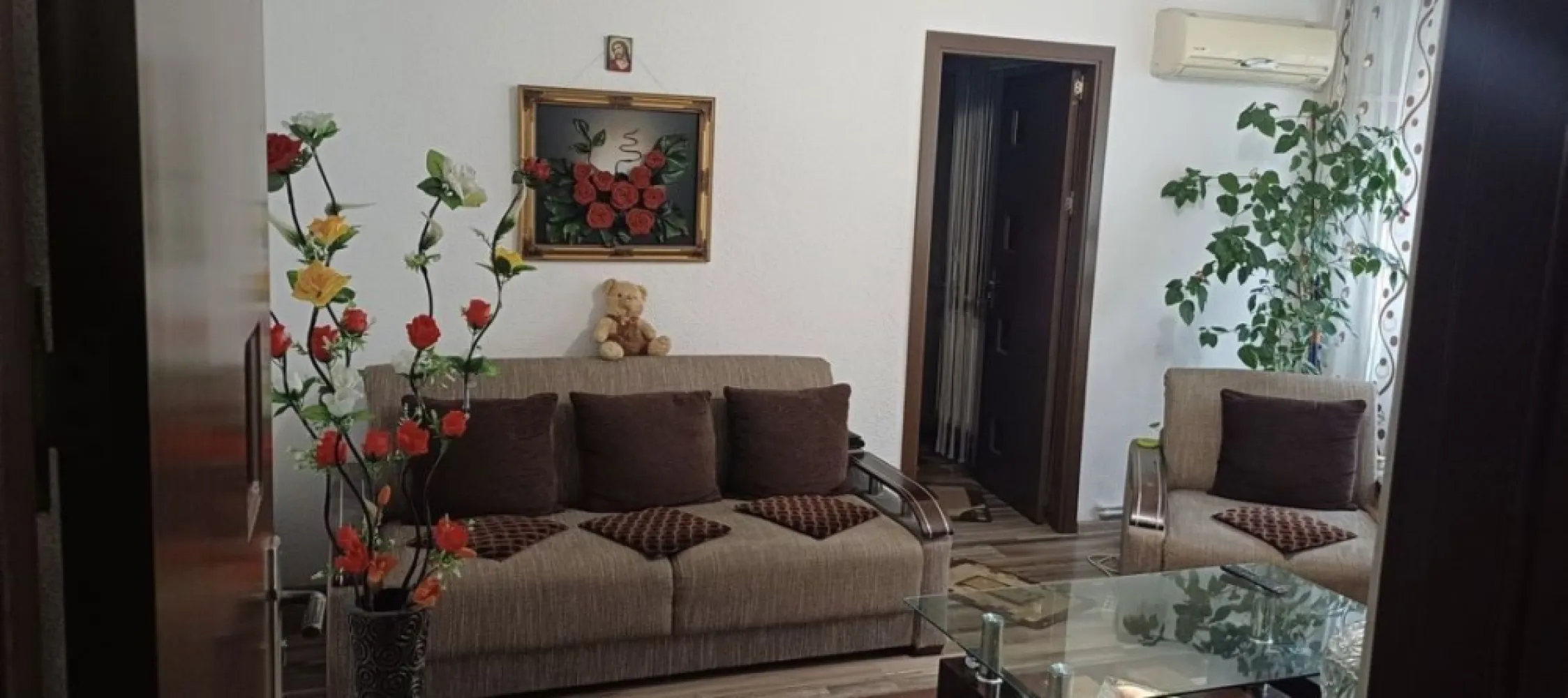 3 camere Tomis Nord-mobilat si utilat - Se vinde apartament 3 camere mobilat și utilat ! Zona TOMIS NORD - apartament 3 camere, semidecomandat ,suprafață 55 MP,ETAJ 2! Se vinde exact ca în poze! - Tâmplărie PVC. - Izolat exterior. - Ușă metalică intrare. - Parchet laminat. - Gresie, faianță - Uși schimbate interior. - Centrală pe gaze. - Aer condiționat. - Parcare proprie . - Boxă. - Cadastru +Intabulare!