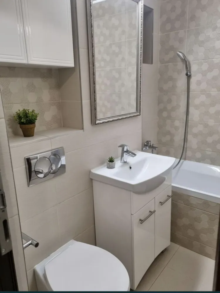 Vand sau schimb apartament 3 camere - Vând apartament 3 camere casa de cultura , decomandat, cu centrala , et 3 din 10, termopane Qfort , mobila de comanda , 70 metri pătrați, accept și schimb cu casa doar in orașul Constanța , fără chirpici, min 200m teren si Dau diferență. Nu colaborez cu agenții imobiliare indiferent de comision.
