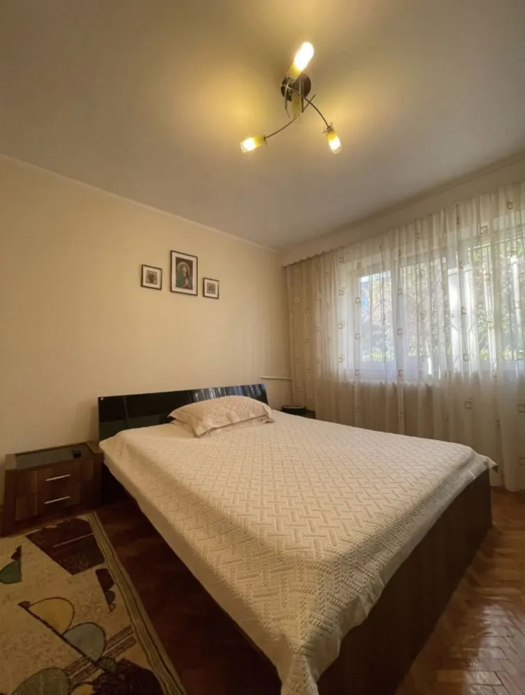 Ap 3c Dobrogea - Apartament cu 3 camere decomandat. Situat la parterul unui bloc turn, intr-o zona cu potential ridicat, la 2 minute de campus si vis a vis de hotel Dobrogea, perfect pentru o familie sau pentru a se inchiria, atat pe perioda anului universitar dar si pe timpul verii turistilor. Imobilul se vinde complet mobilat, acesta dispune de incalzire de la reteaua de termoficare, tind sa precizez ca proiectul pentru gaze este intocmit acestea fiind deja montate in locuinta, aer conditonat si loc de parcare fix in fata scarii (loc de parcare inregistrat la primarie). Direct la proprietar!