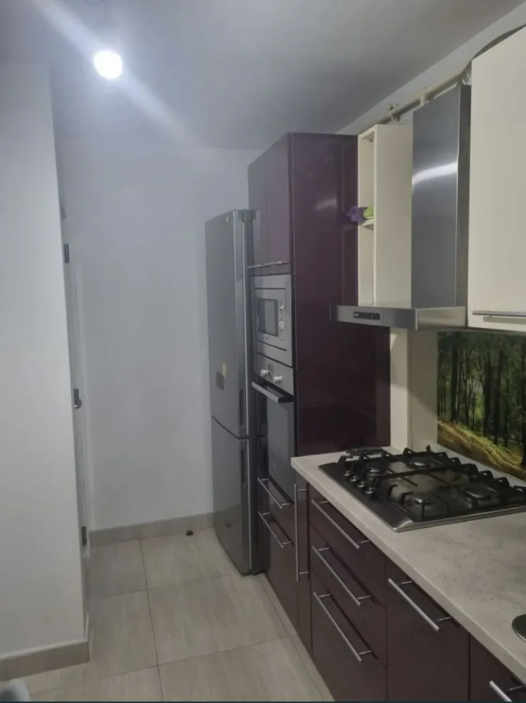Vand sau schimb apartament 3 camere - Vând apartament 3 camere casa de cultura , decomandat, cu centrala , et 3 din 10, termopane Qfort , mobila de comanda , 70 metri pătrați, accept și schimb cu casa doar in orașul Constanța , fără chirpici, min 200m teren si Dau diferență. Nu colaborez cu agenții imobiliare indiferent de comision.