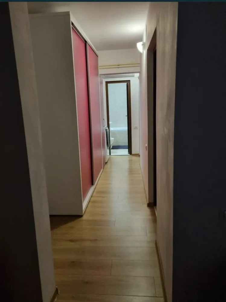 Vand sau schimb apartament 3 camere - Vând apartament 3 camere casa de cultura , decomandat, cu centrala , et 3 din 10, termopane Qfort , mobila de comanda , 70 metri pătrați, accept și schimb cu casa doar in orașul Constanța , fără chirpici, min 200m teren si Dau diferență. Nu colaborez cu agenții imobiliare indiferent de comision.