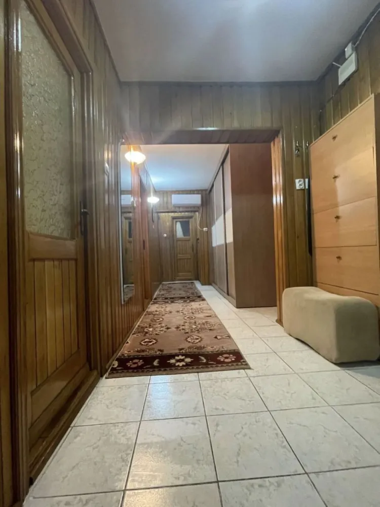 Ap 3c Dobrogea - Apartament cu 3 camere decomandat. Situat la parterul unui bloc turn, intr-o zona cu potential ridicat, la 2 minute de campus si vis a vis de hotel Dobrogea, perfect pentru o familie sau pentru a se inchiria, atat pe perioda anului universitar dar si pe timpul verii turistilor. Imobilul se vinde complet mobilat, acesta dispune de incalzire de la reteaua de termoficare, tind sa precizez ca proiectul pentru gaze este intocmit acestea fiind deja montate in locuinta, aer conditonat si loc de parcare fix in fata scarii (loc de parcare inregistrat la primarie). Direct la proprietar!