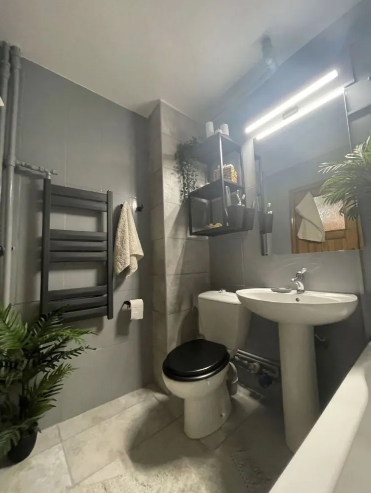 Ap 3c Dobrogea - Apartament cu 3 camere decomandat. Situat la parterul unui bloc turn, intr-o zona cu potential ridicat, la 2 minute de campus si vis a vis de hotel Dobrogea, perfect pentru o familie sau pentru a se inchiria, atat pe perioda anului universitar dar si pe timpul verii turistilor. Imobilul se vinde complet mobilat, acesta dispune de incalzire de la reteaua de termoficare, tind sa precizez ca proiectul pentru gaze este intocmit acestea fiind deja montate in locuinta, aer conditonat si loc de parcare fix in fata scarii (loc de parcare inregistrat la primarie). Direct la proprietar!