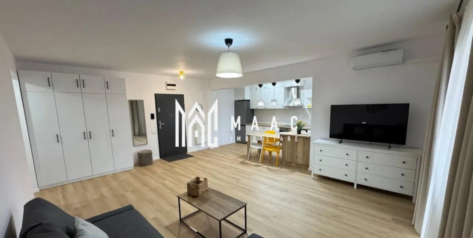 Apartament 2 camere | Balcon | Parcare | Hipodrom 3 - MAAC Imobiliare vă propune spre închiriere un apartament modern și primitor, aflat la prima închiriere, situat într-un imobil nou, dotat cu lift și loc de parcare privat, în zona Cireșica – Sibiu. Detalii apartament: Suprafață utilă: 58 mp Compartimentare: living generos cu bucătărie open-space, dormitor spațios, baie modernă și balcon de 12 mp, cu priveliște spectaculoasă spre Munții Făgăraș și Cindrel. Dotări și facilități: Complet mobilat și utilat modern Electrocasnice de ultimă generație: mașină de spălat vase, frigider, mașină de spălat și uscător de haine, televizor, aer condiționat Dormitor izolat fonic pentru confort sporit Clădire nouă cu lift și loc de parcare inclus Se percepe o garanție în valoare echivalentă cu o lună de chirie, achitată la semnarea contractului. Pentru mai multe detalii sau pentru a programa o vizionare, vă rugăm să ne contactați. Specificați ID-ul CP2777316. }}
