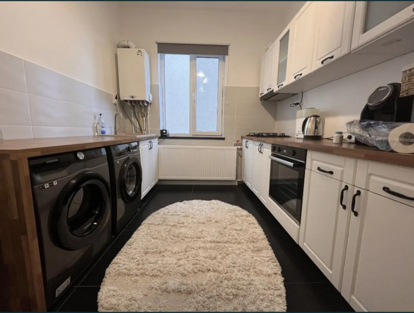 Centru Antoniadis Stefan cel Mare ap 3 camere - De vanzare apartament cu 3 camere situat in centrul orasului Constanta pe strada Stefan Cel Mare vis a vis de Policlinica cu plata. Apartamentul se afla intr-o cladire interbelica cu doar 4 apartamente. Suprafata utila este de 65mp,dispune de tavane inalte 3m inaltime,usile interioare originale din lemn 2.3m inaltime,zone depozitare generoase la subsol si la etajul 1 cat si in pod. -Exista posibilitatea mansardarii,cladirea fiind prevazuta cu pod iar doar apartamentele de la etajul 2 au acces. Apartamentul este renovat/utilat si se vinde exact ca in poze,totul este nou si in garantie : -Masina de spalat Samsung -Uscator Samsung -Frigider LG Full NoFrost -Cuptor Beko -Plita gaz Beko -Hota telescopica Electrolux -Centrala Gaz Ariston 24kw -Pat tapitat 180x200 dormitor1 -Pat metalic 160x200 dormitor 2 -Televizor smart 4k 164cm diagonala Etc
